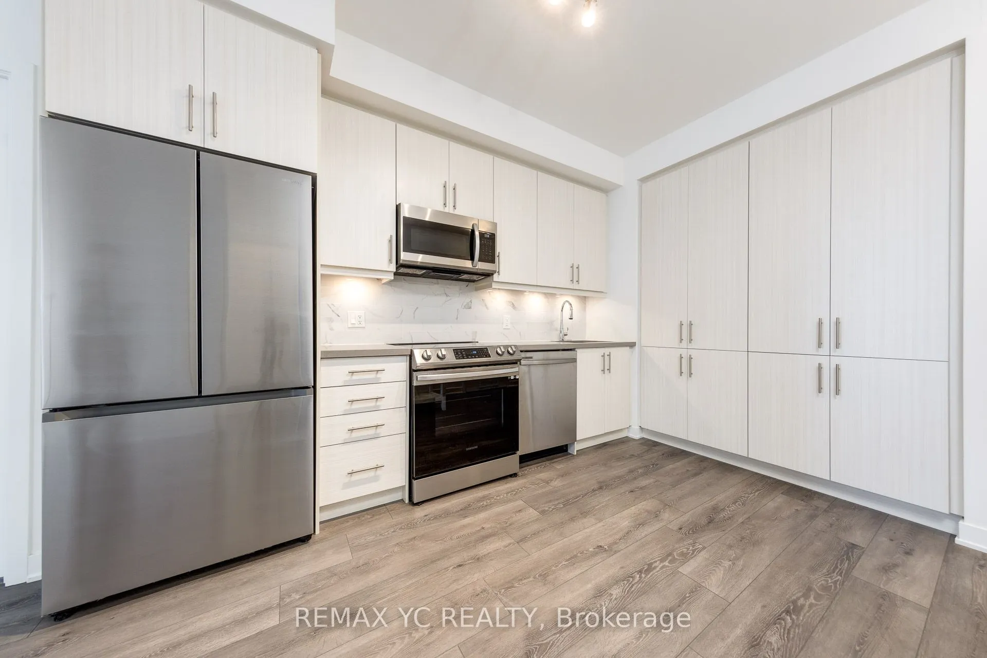 95 Oneida Crescent, #305