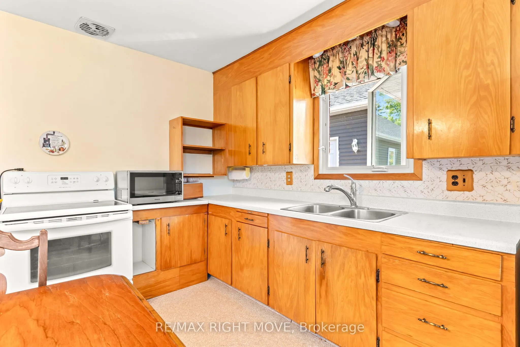 504 Simcoe Street