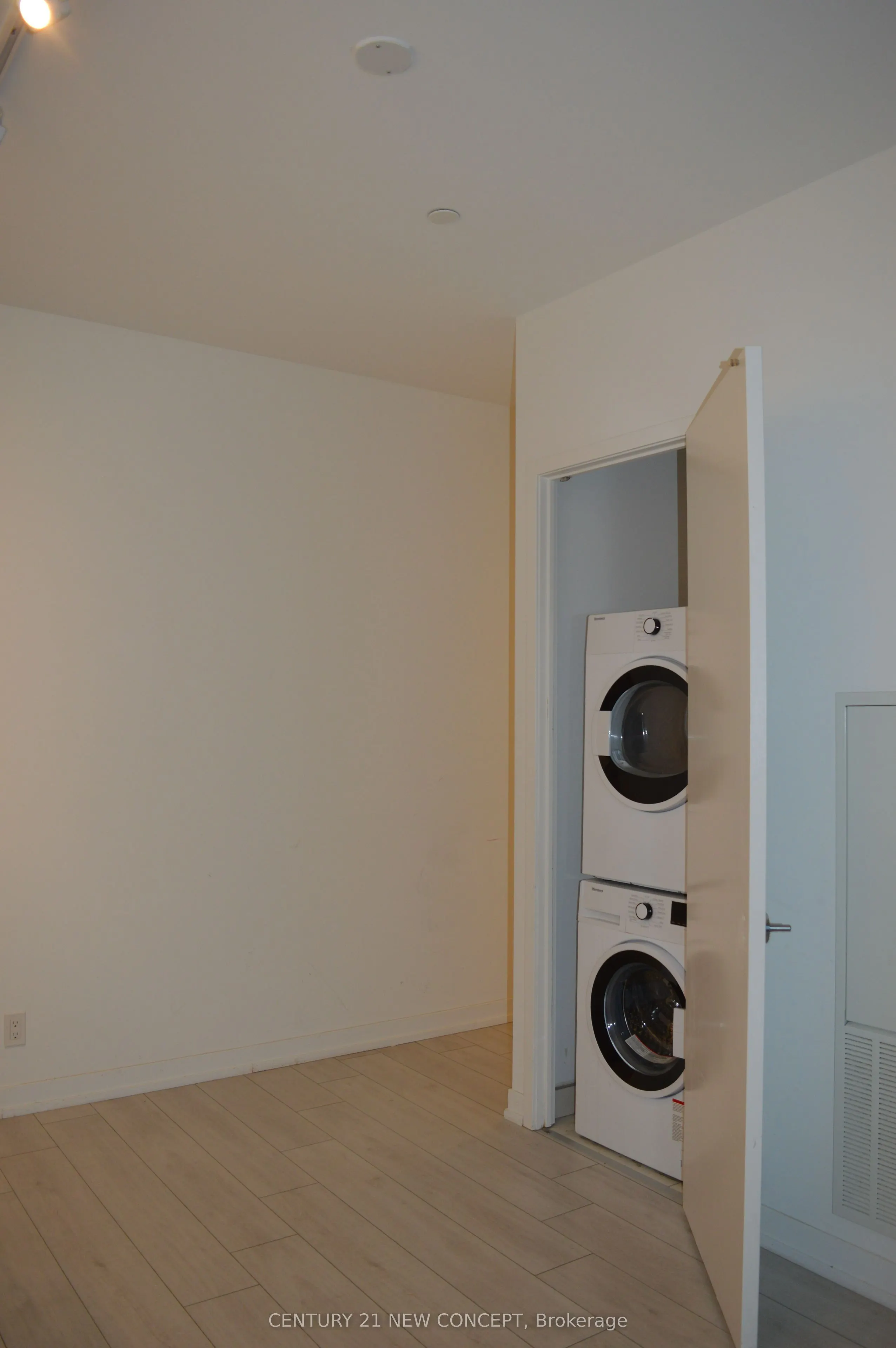 950 Portage Parkway, #Ph10