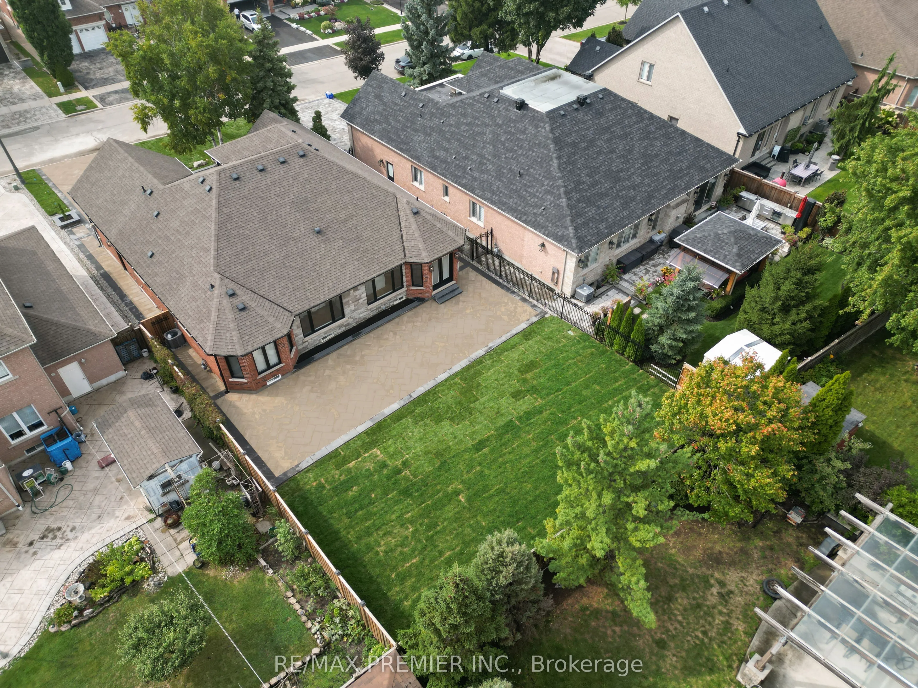 19 Polo Crescent