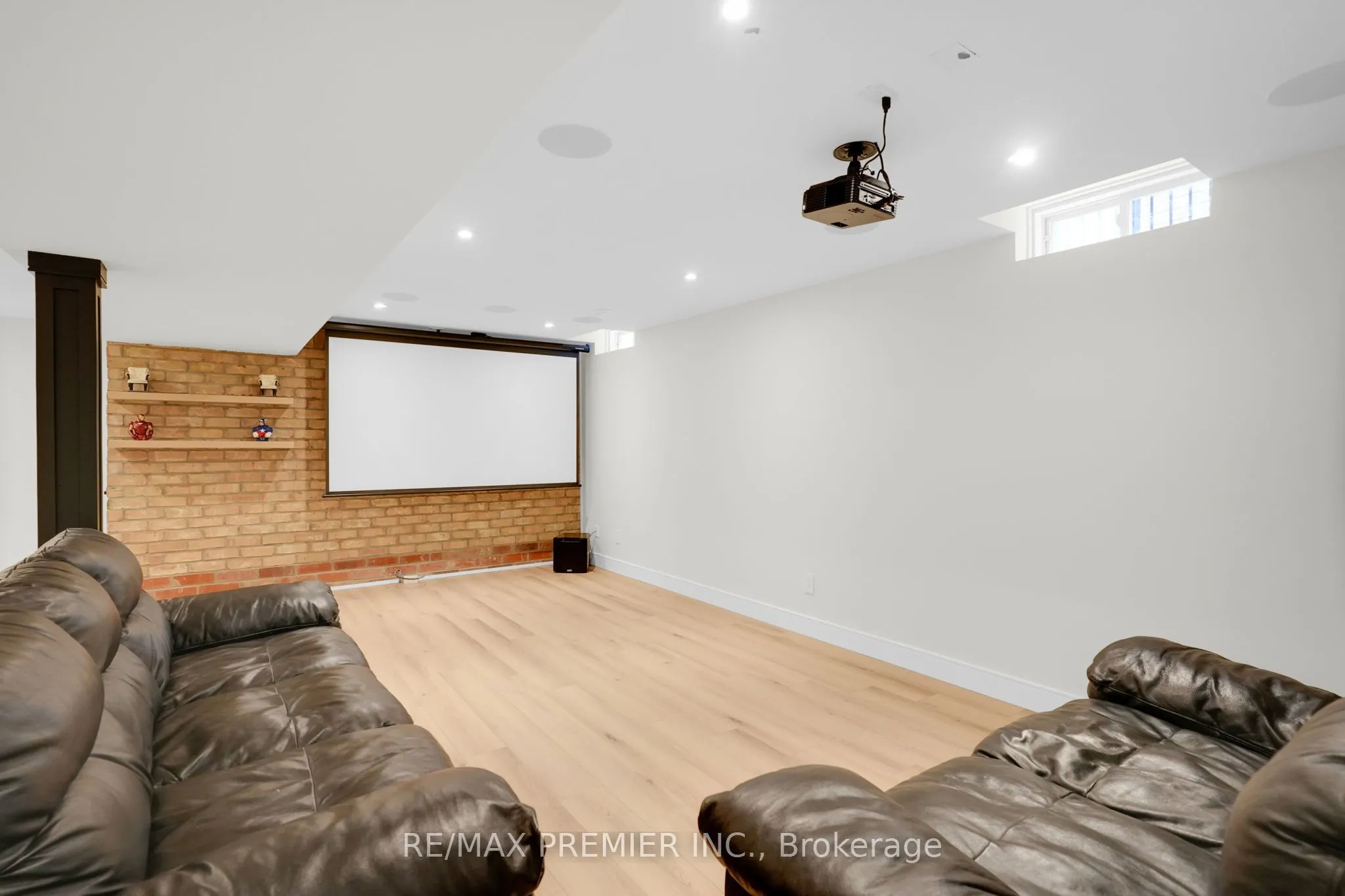 19 Polo Crescent