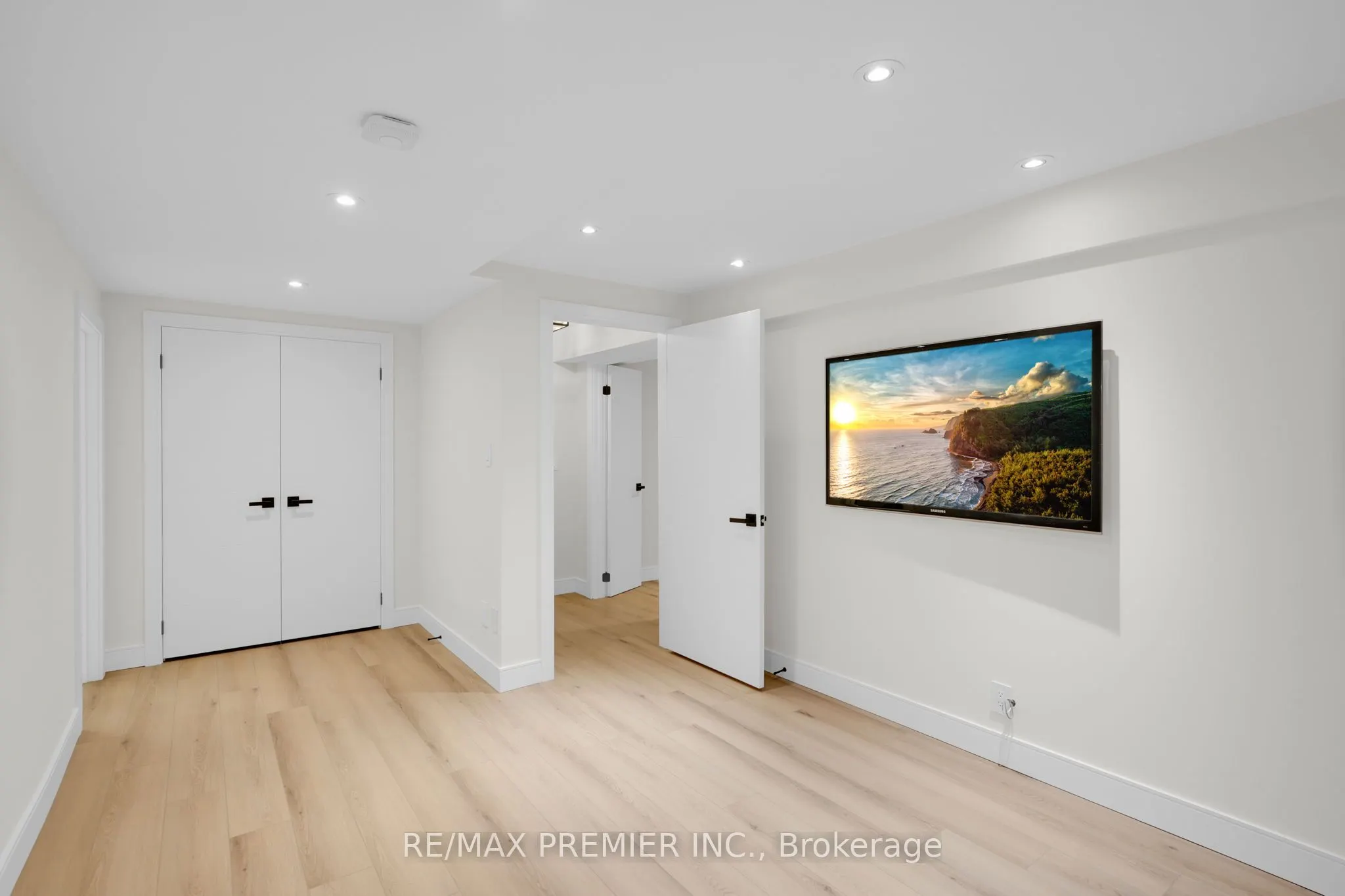19 Polo Crescent
