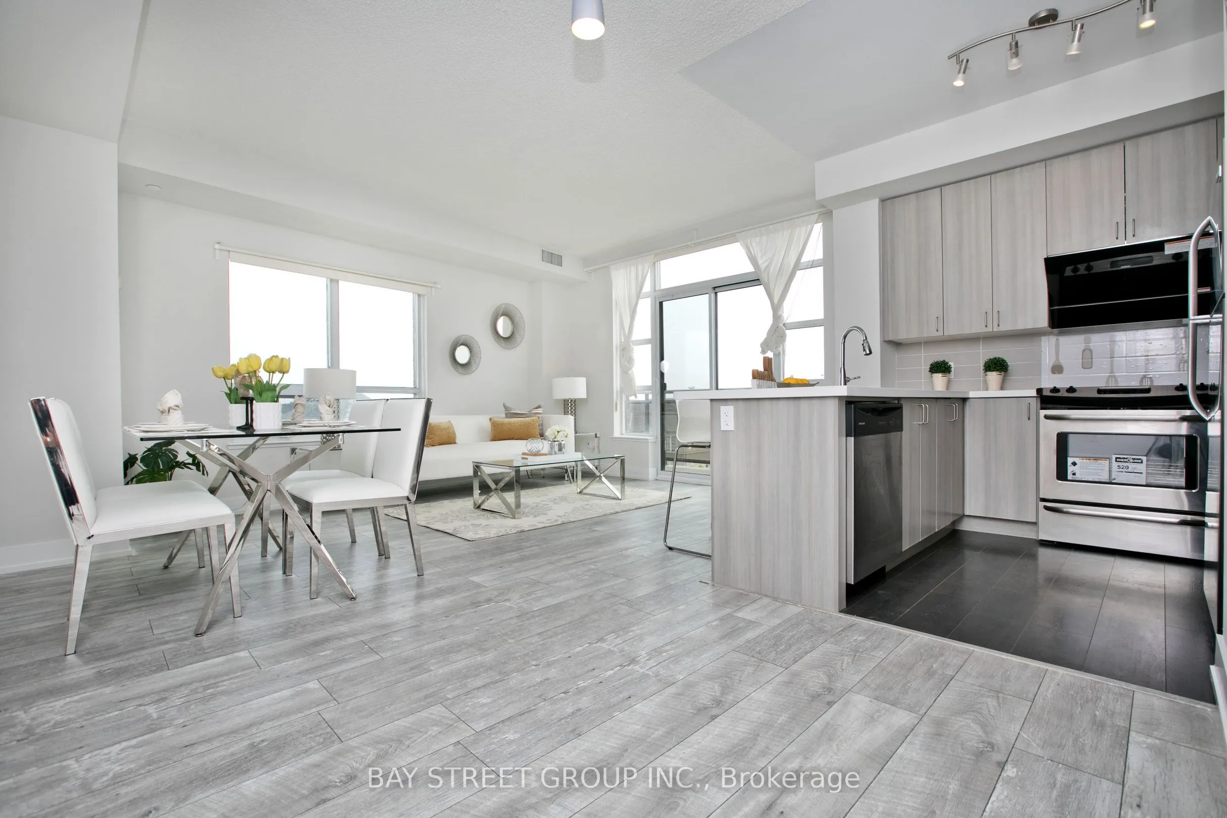 540 Bur Oak Avenue, #528
