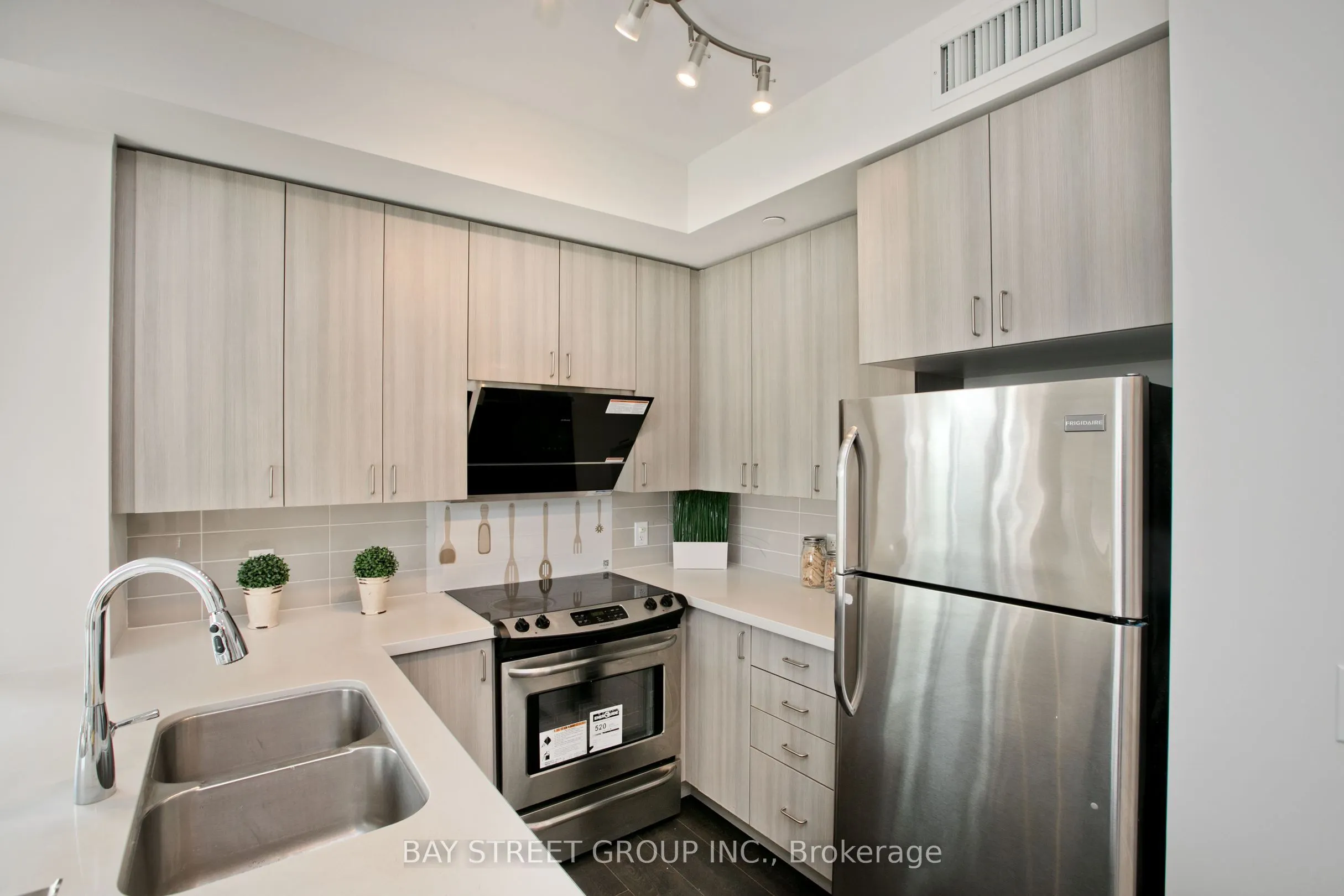 540 Bur Oak Avenue, #528