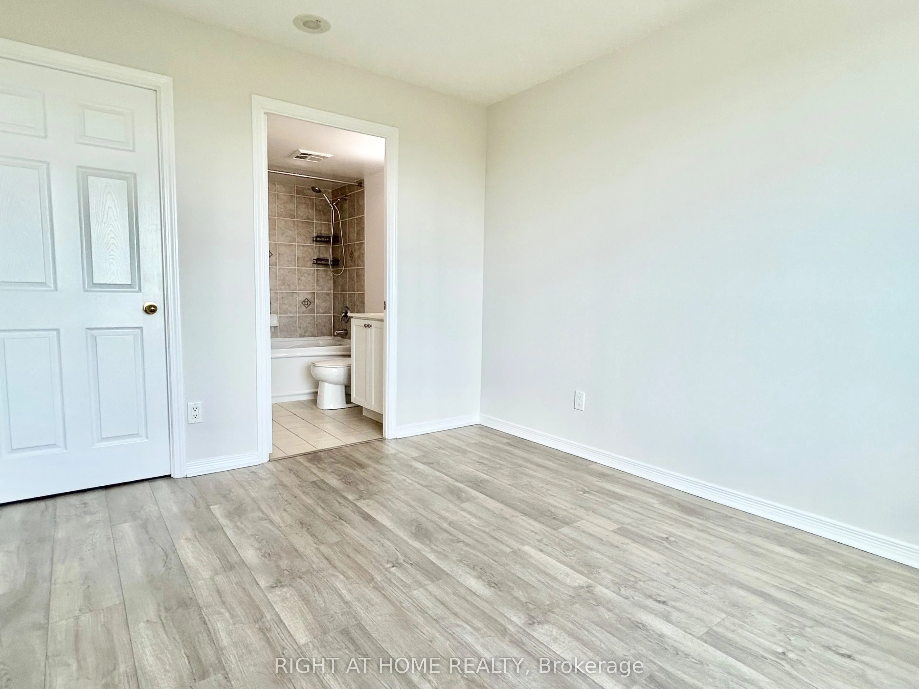 11 Oneida Crescent, #310