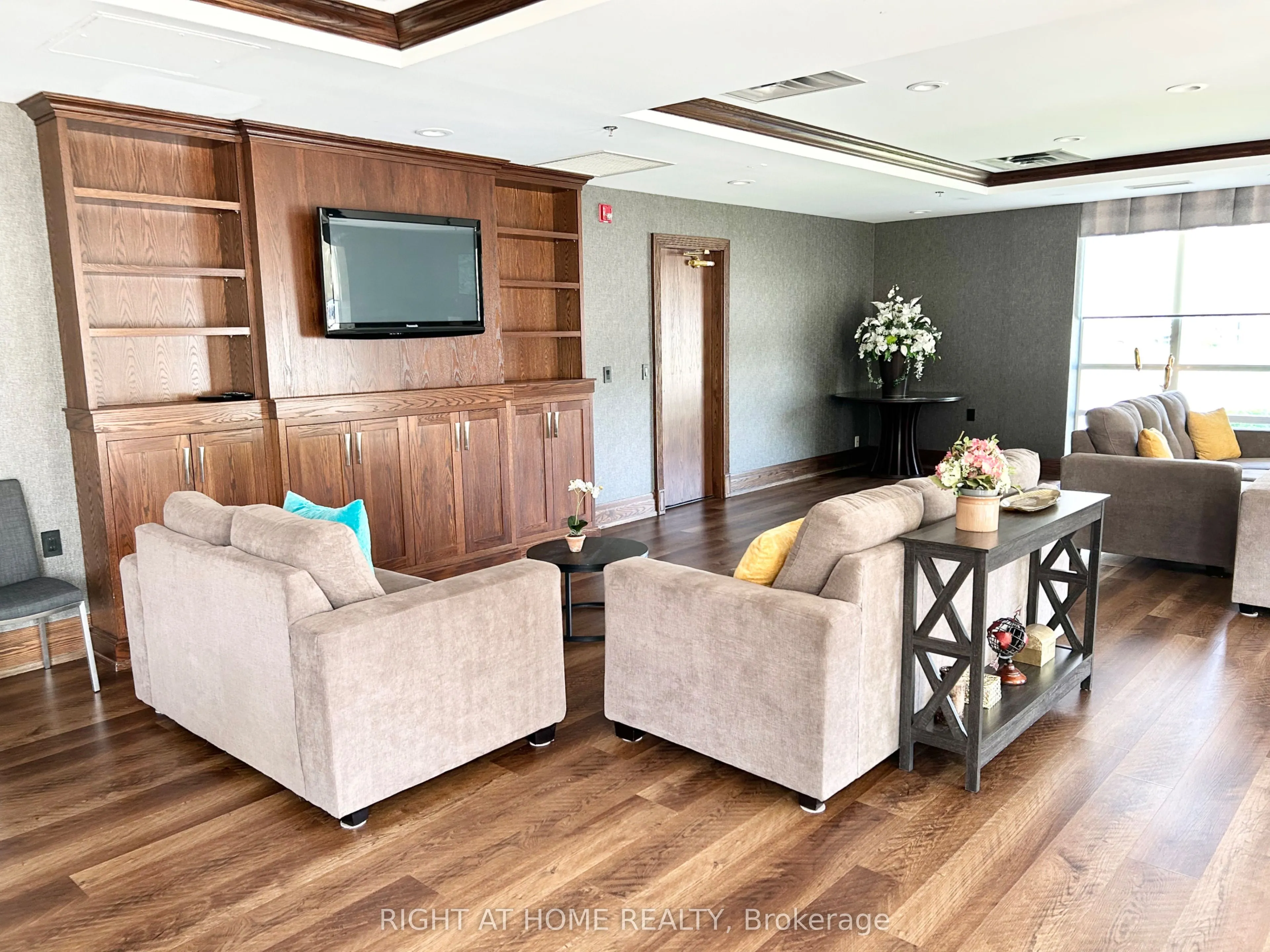 11 Oneida Crescent, #310