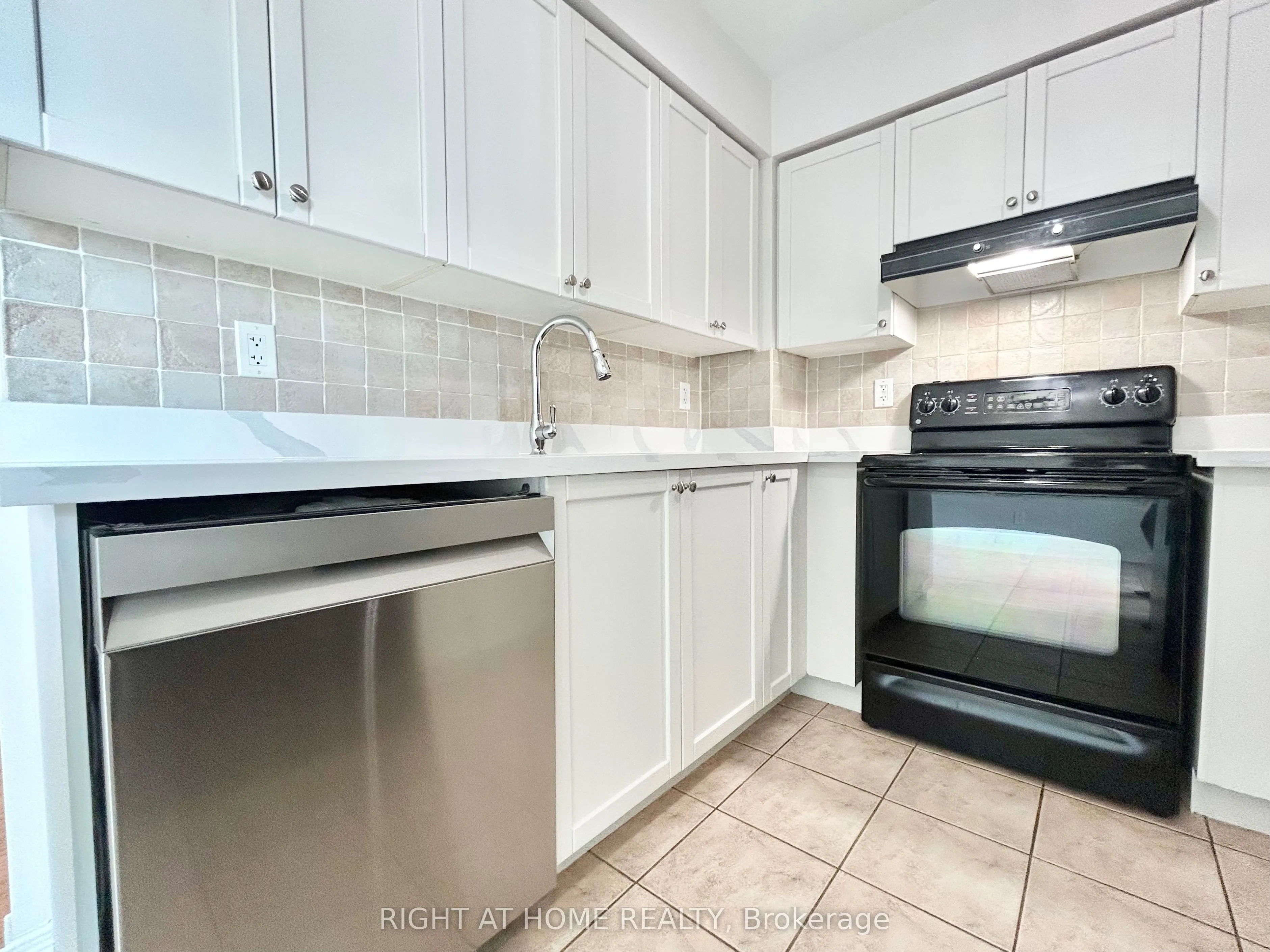 11 Oneida Crescent, #310
