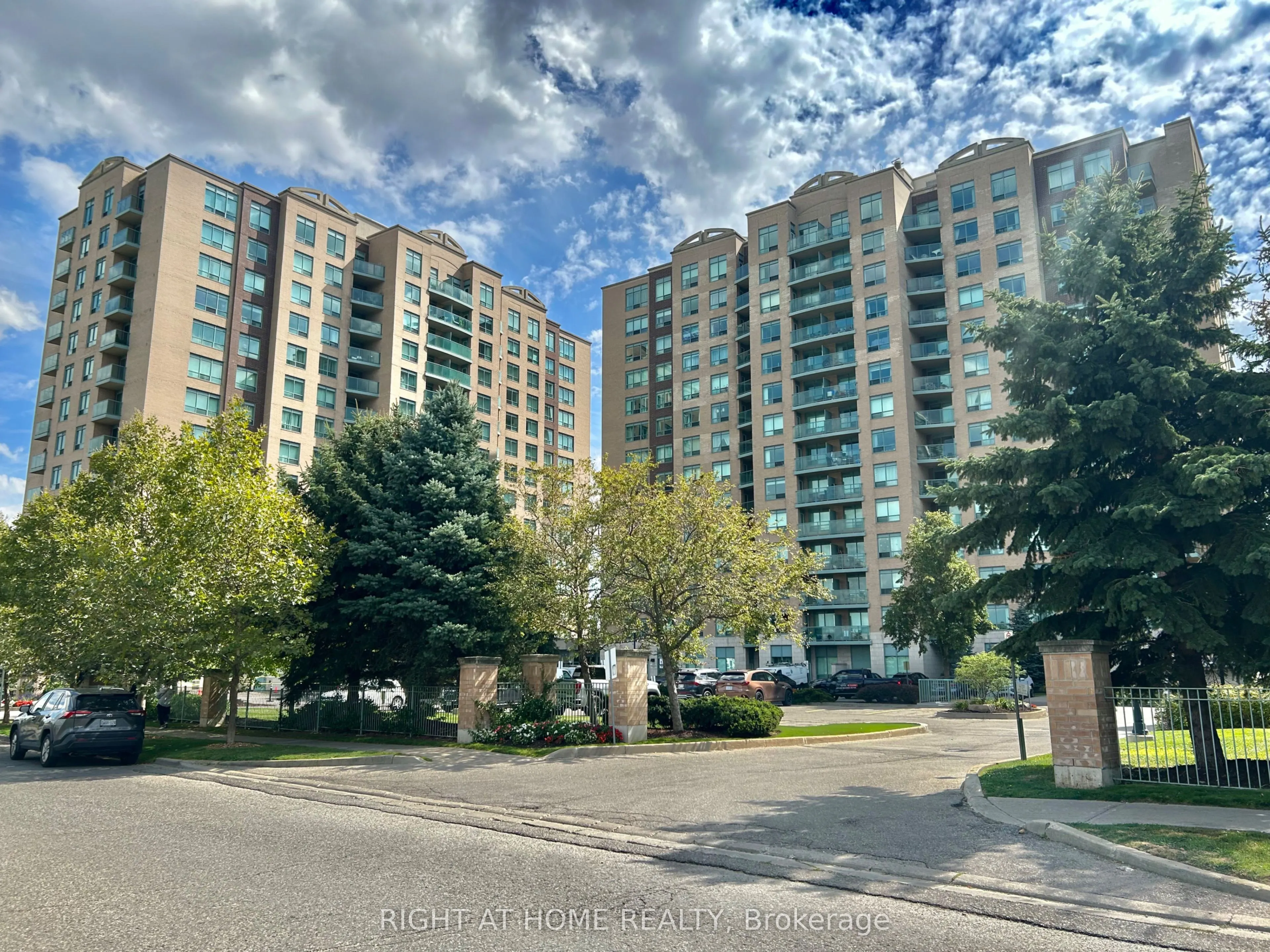 11 Oneida Crescent, #310