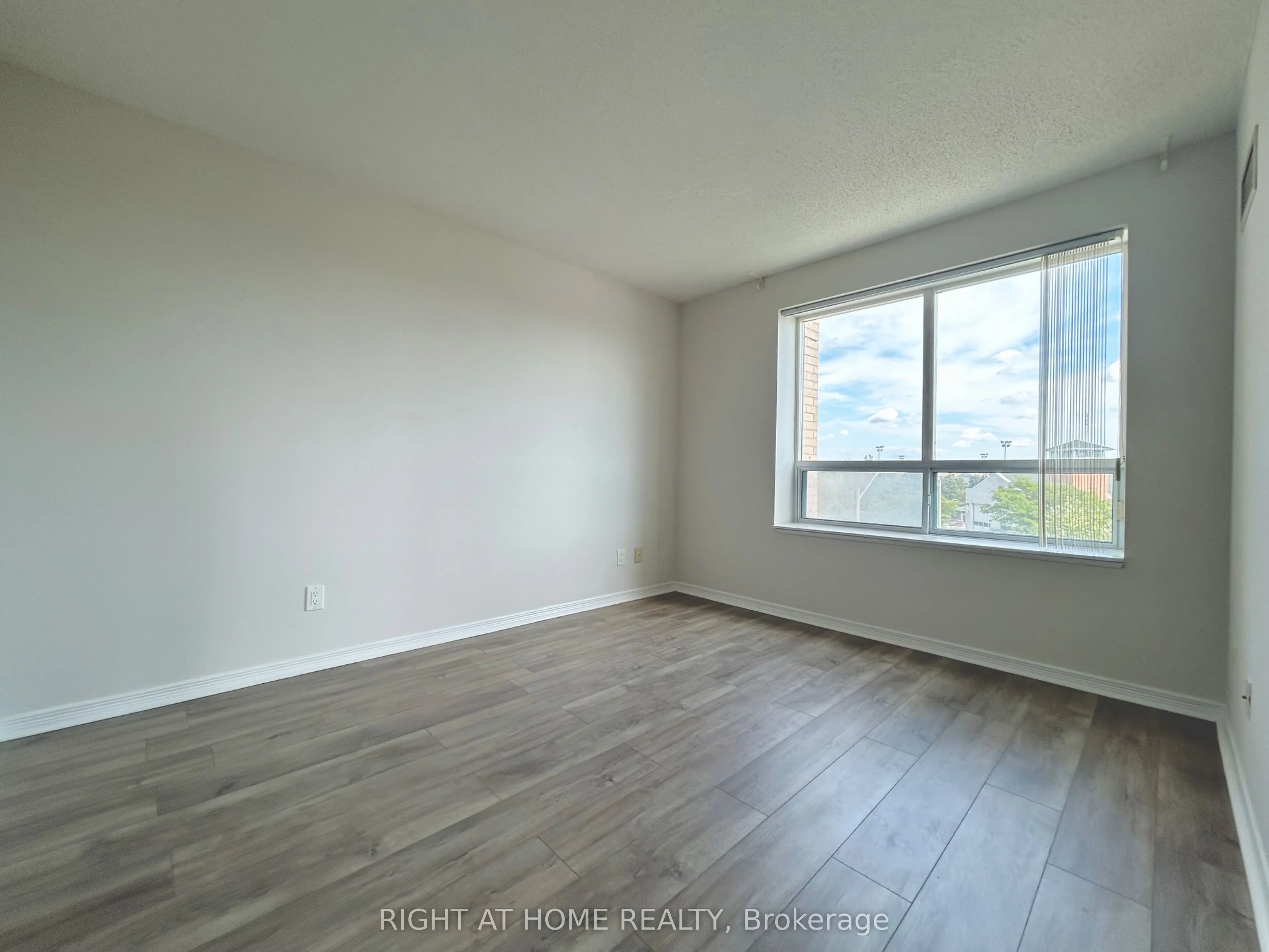 11 Oneida Crescent, #310