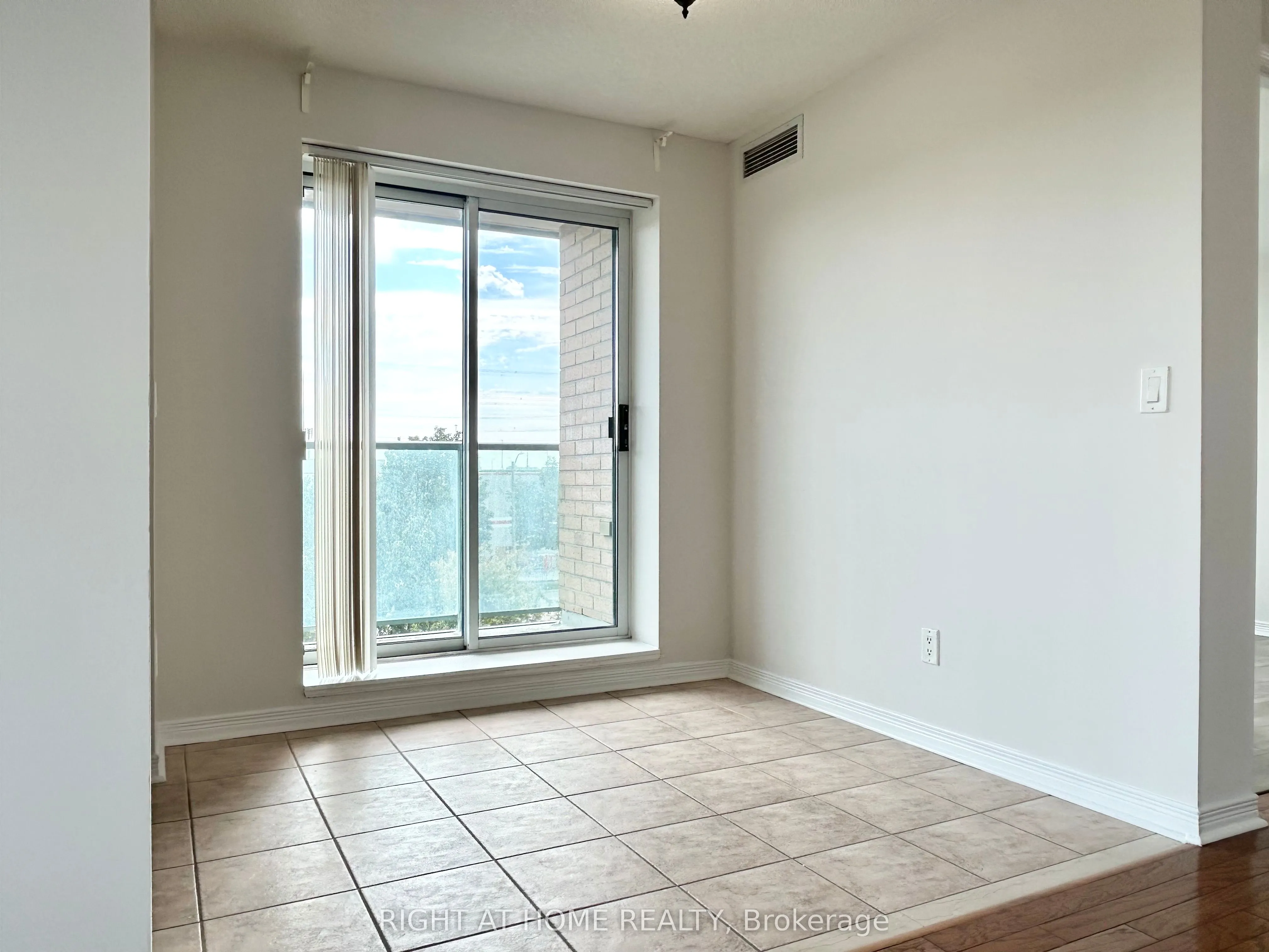 11 Oneida Crescent, #310