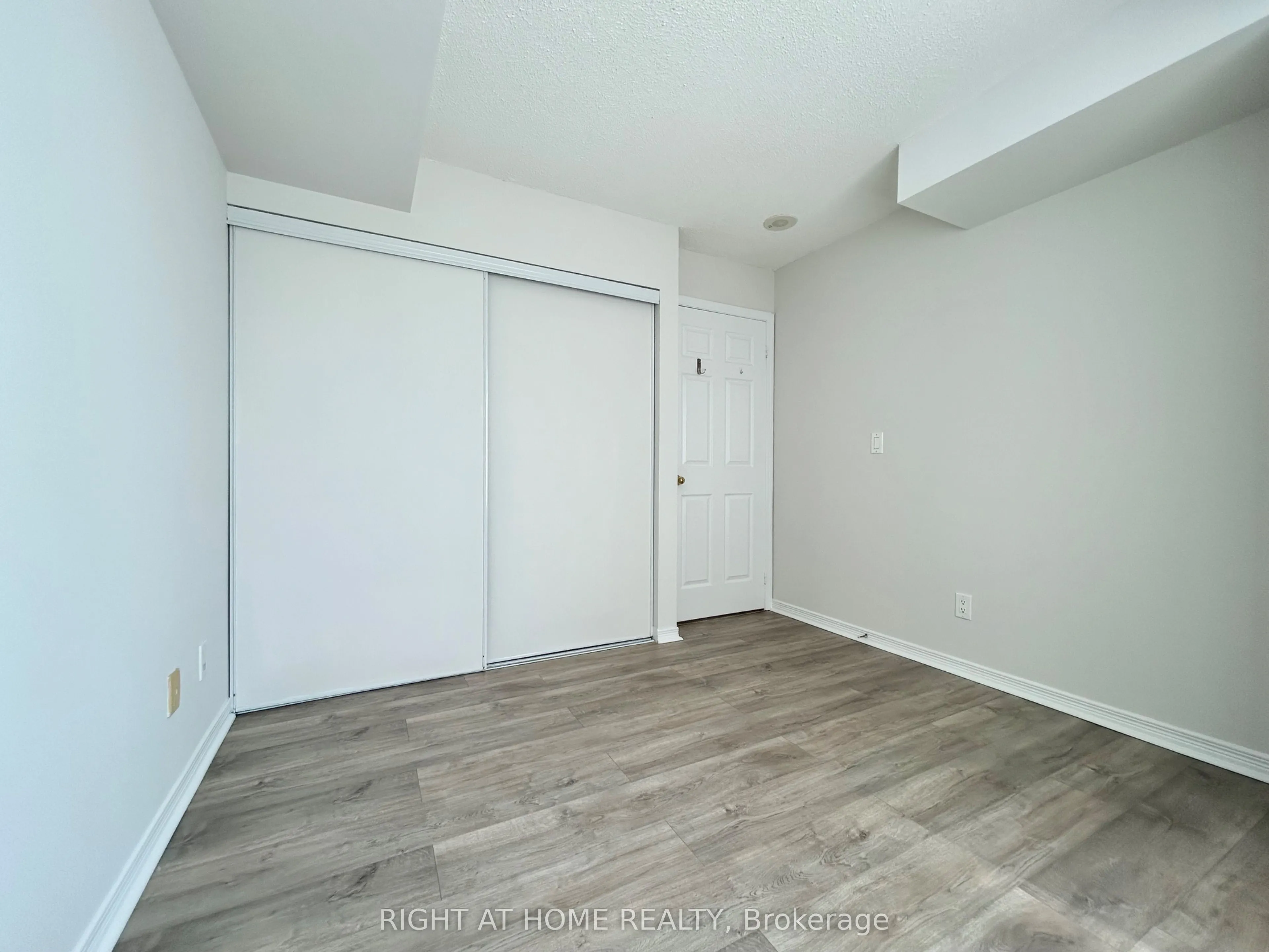 11 Oneida Crescent, #310
