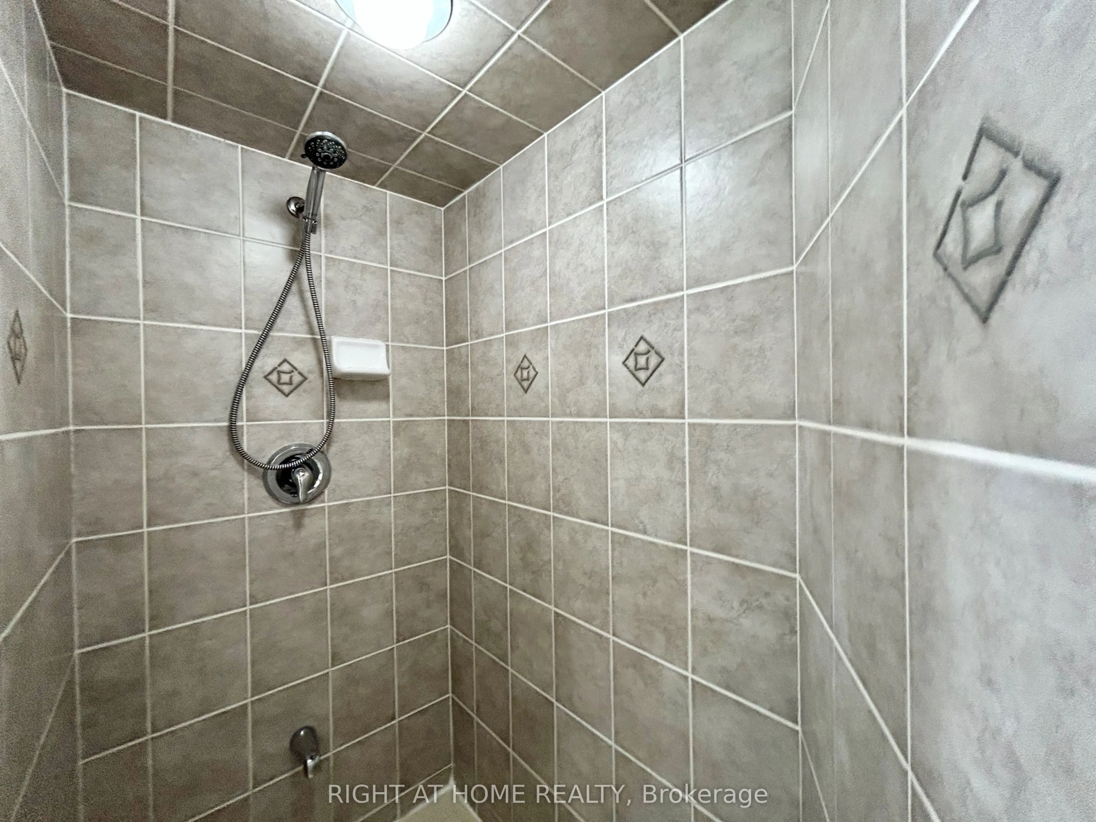 11 Oneida Crescent, #310