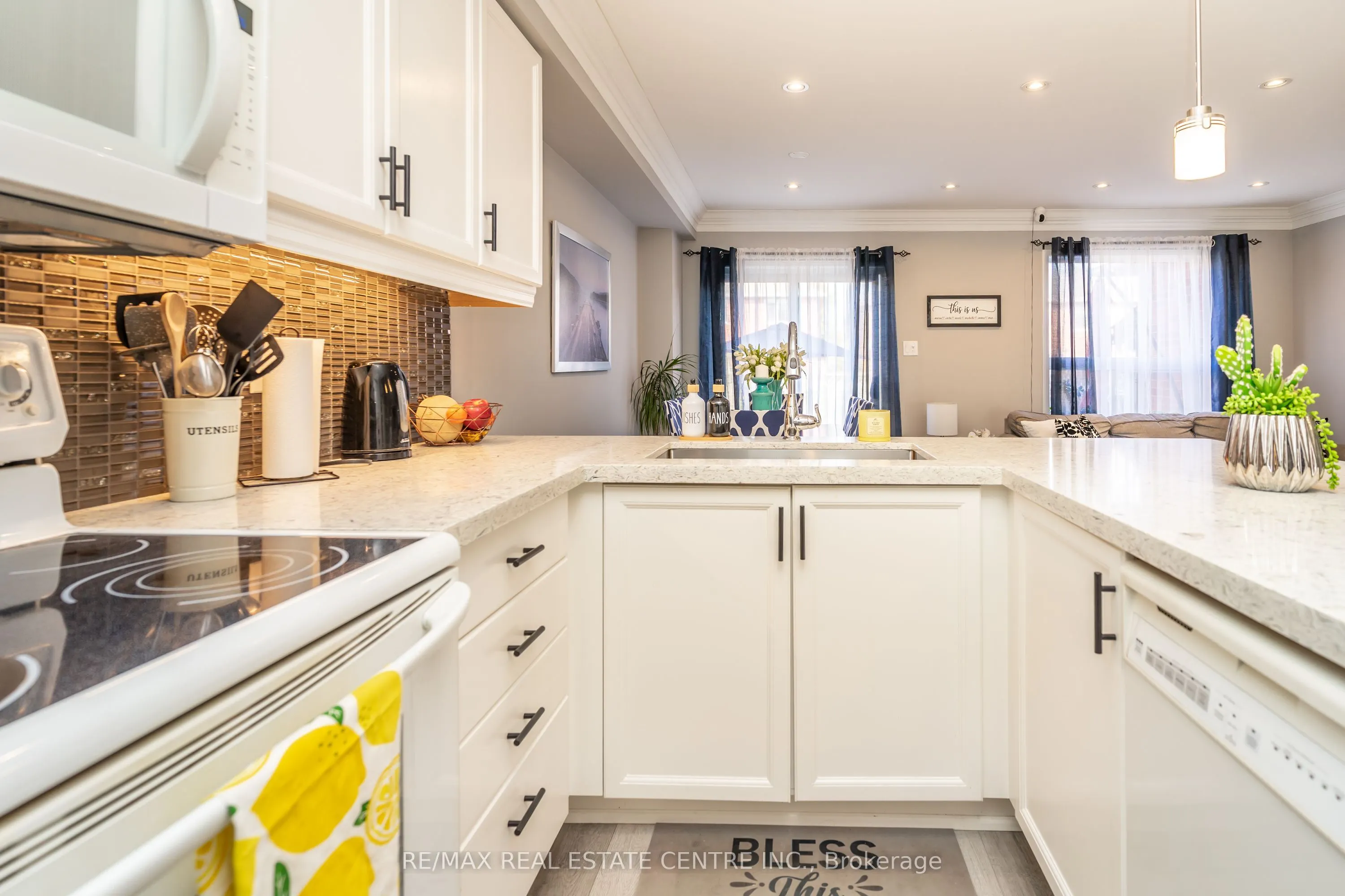96 Henderson Crescent