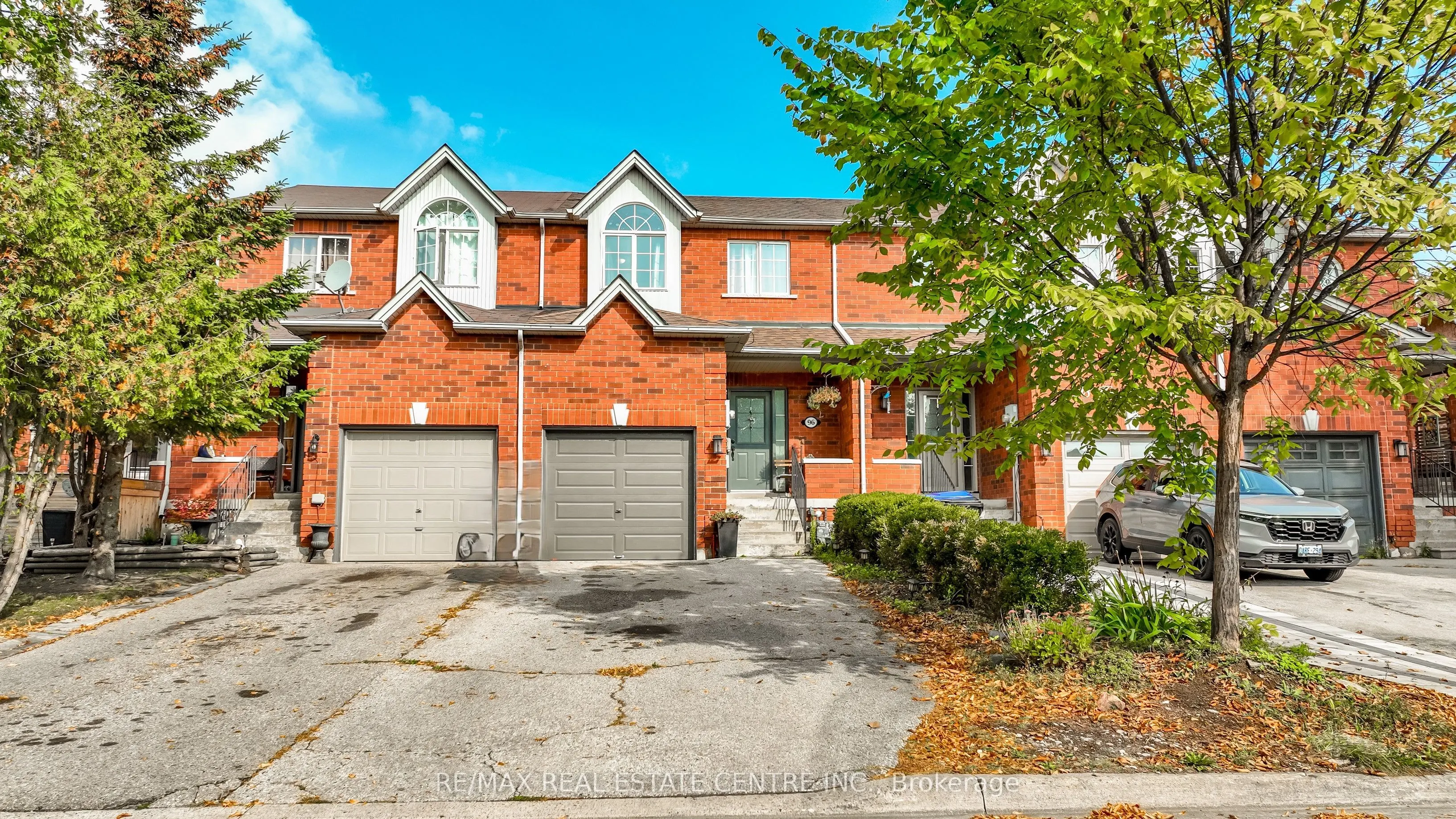 96 Henderson Crescent