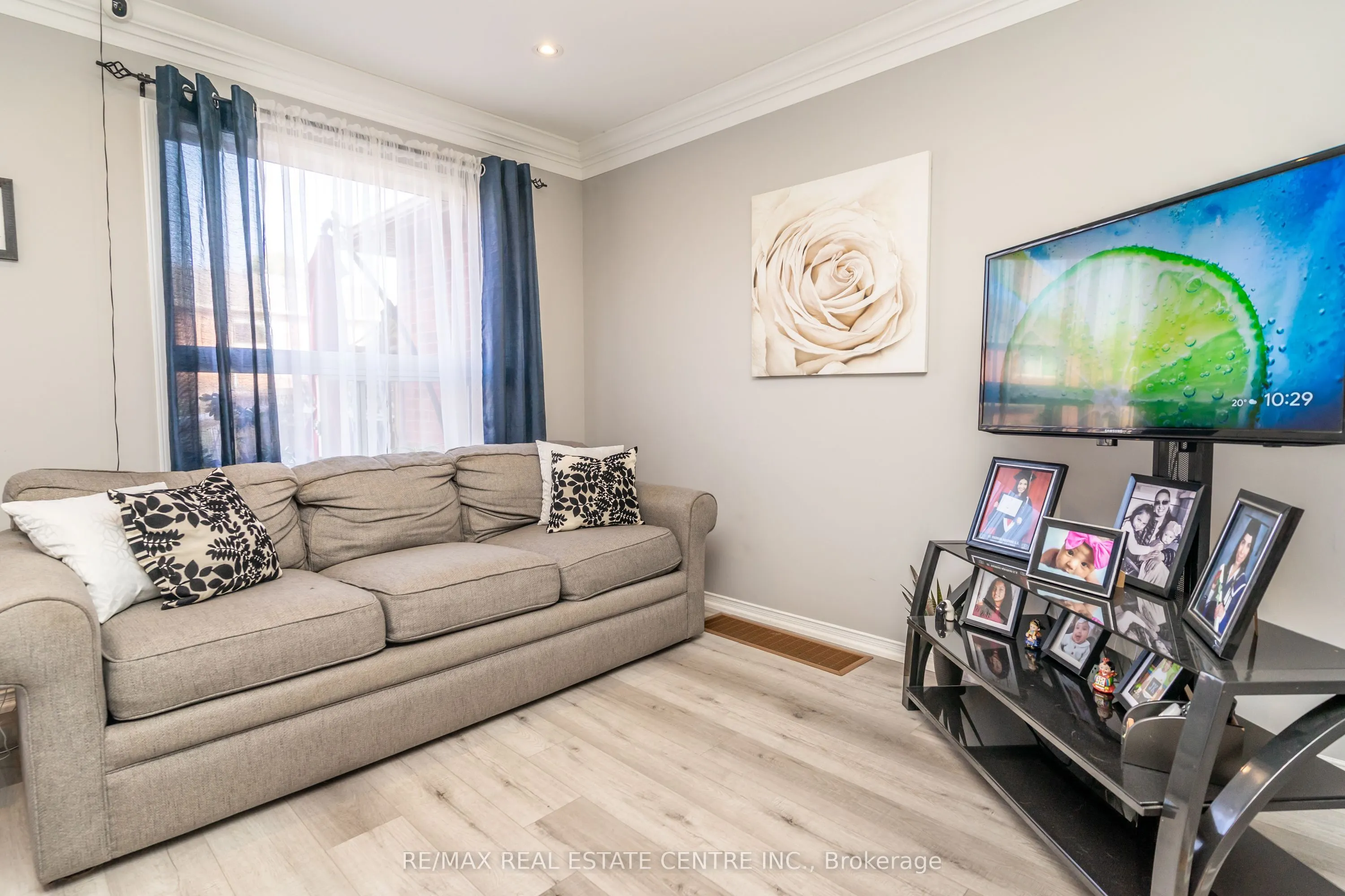 96 Henderson Crescent