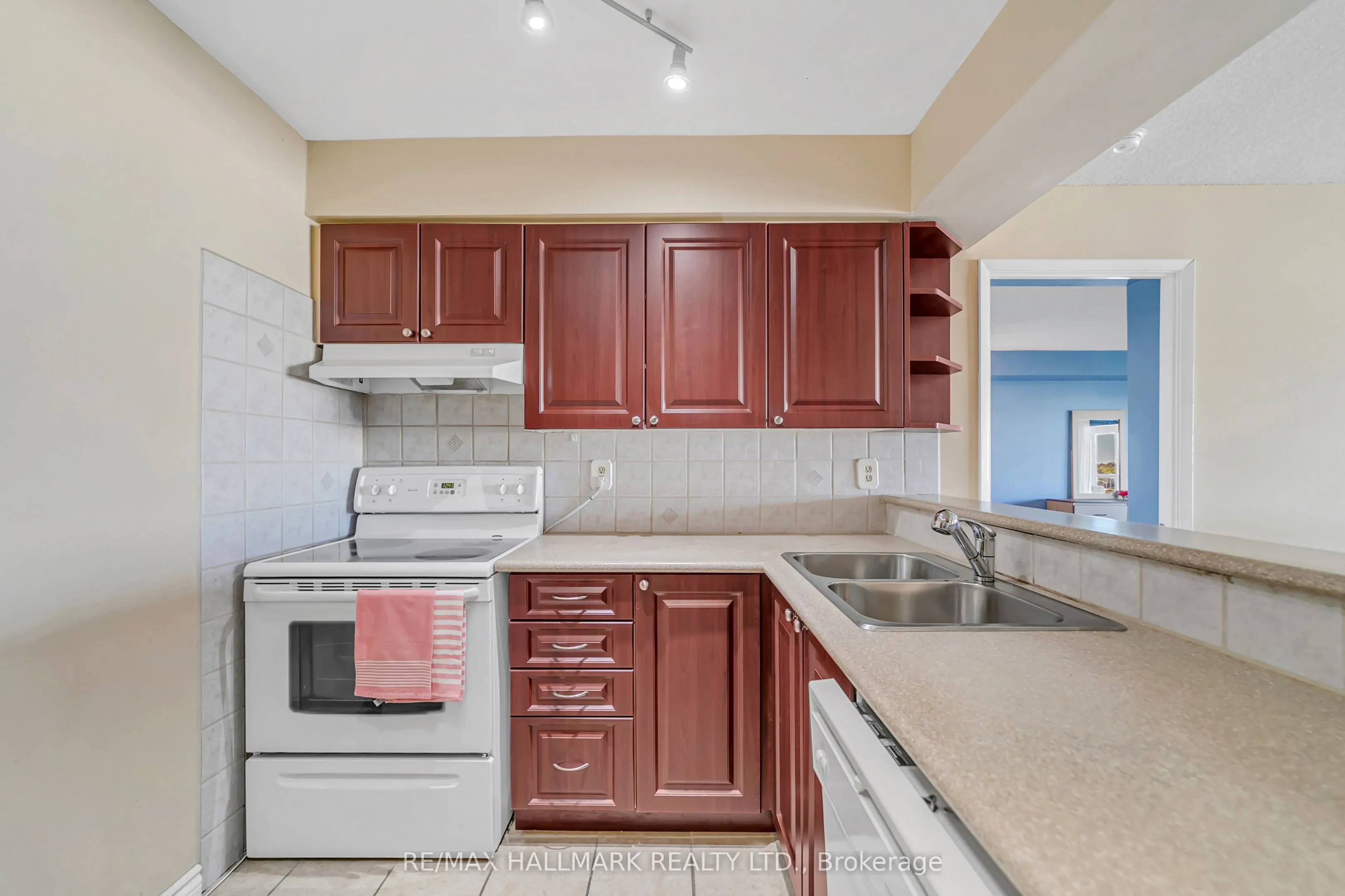 309 Major Mackenzie Drive E, #805