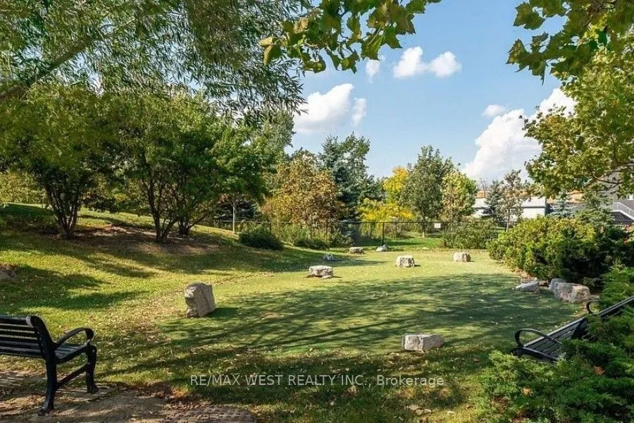 330 Red Maple Road W, #512