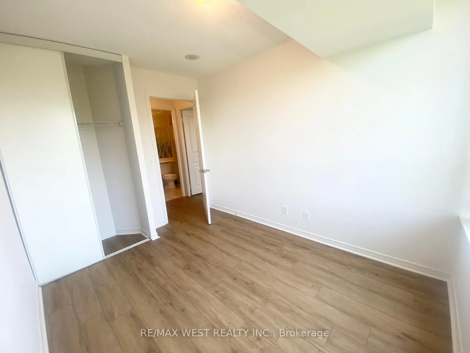 330 Red Maple Road W, #512