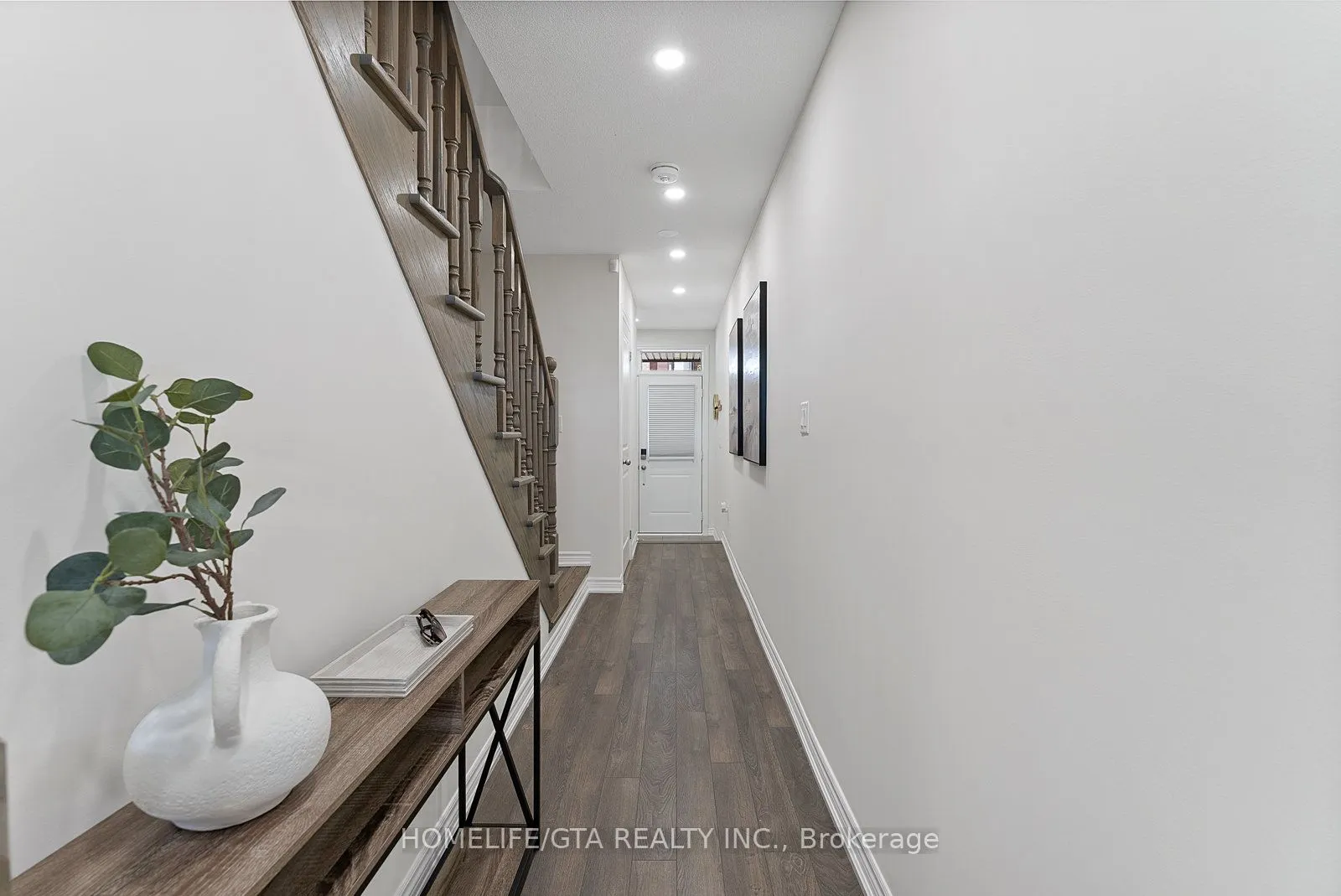 7 Holyrood Crescent
