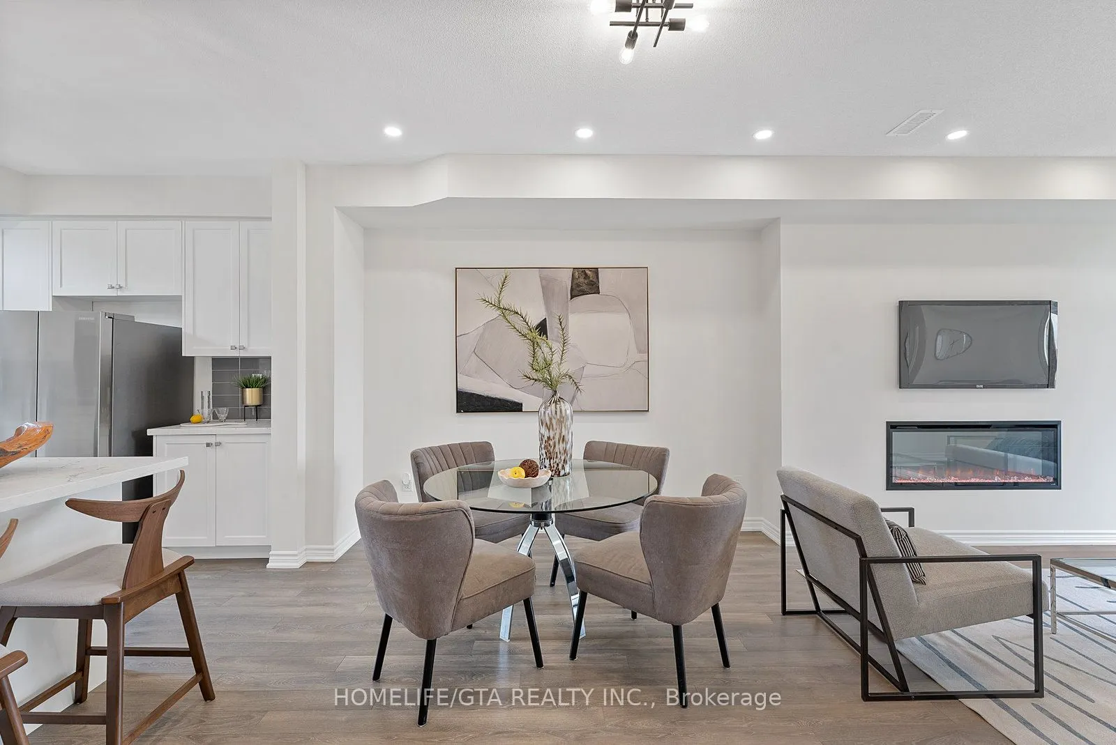 7 Holyrood Crescent