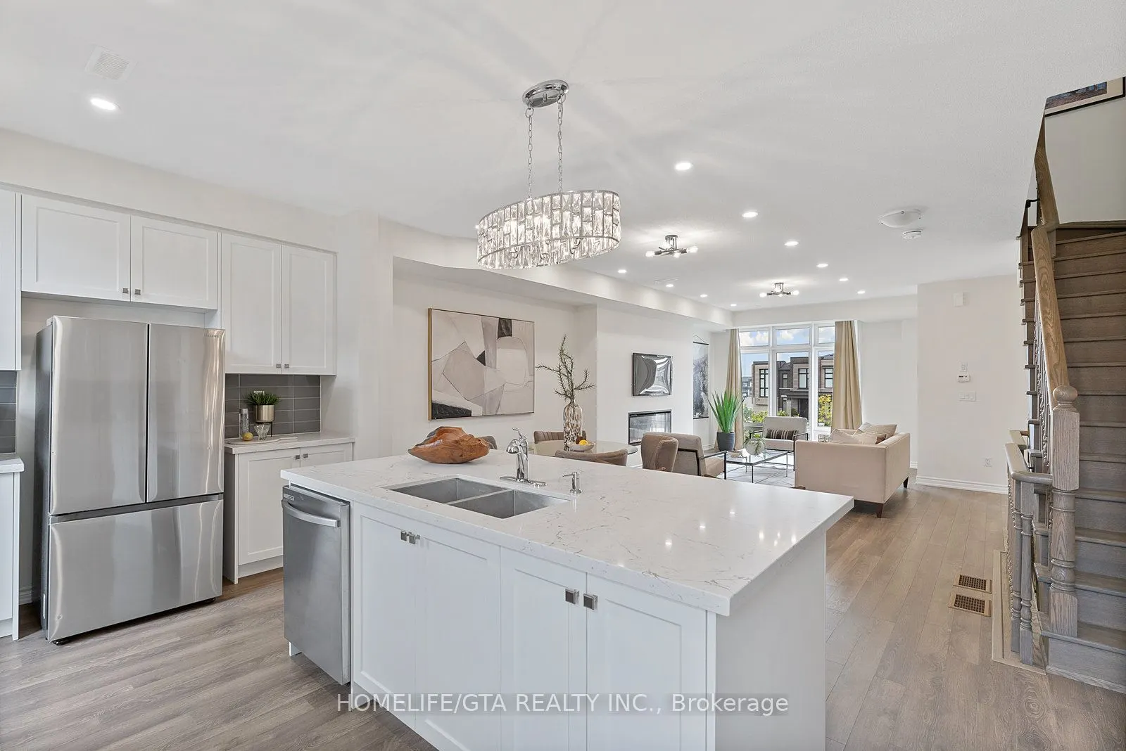 7 Holyrood Crescent