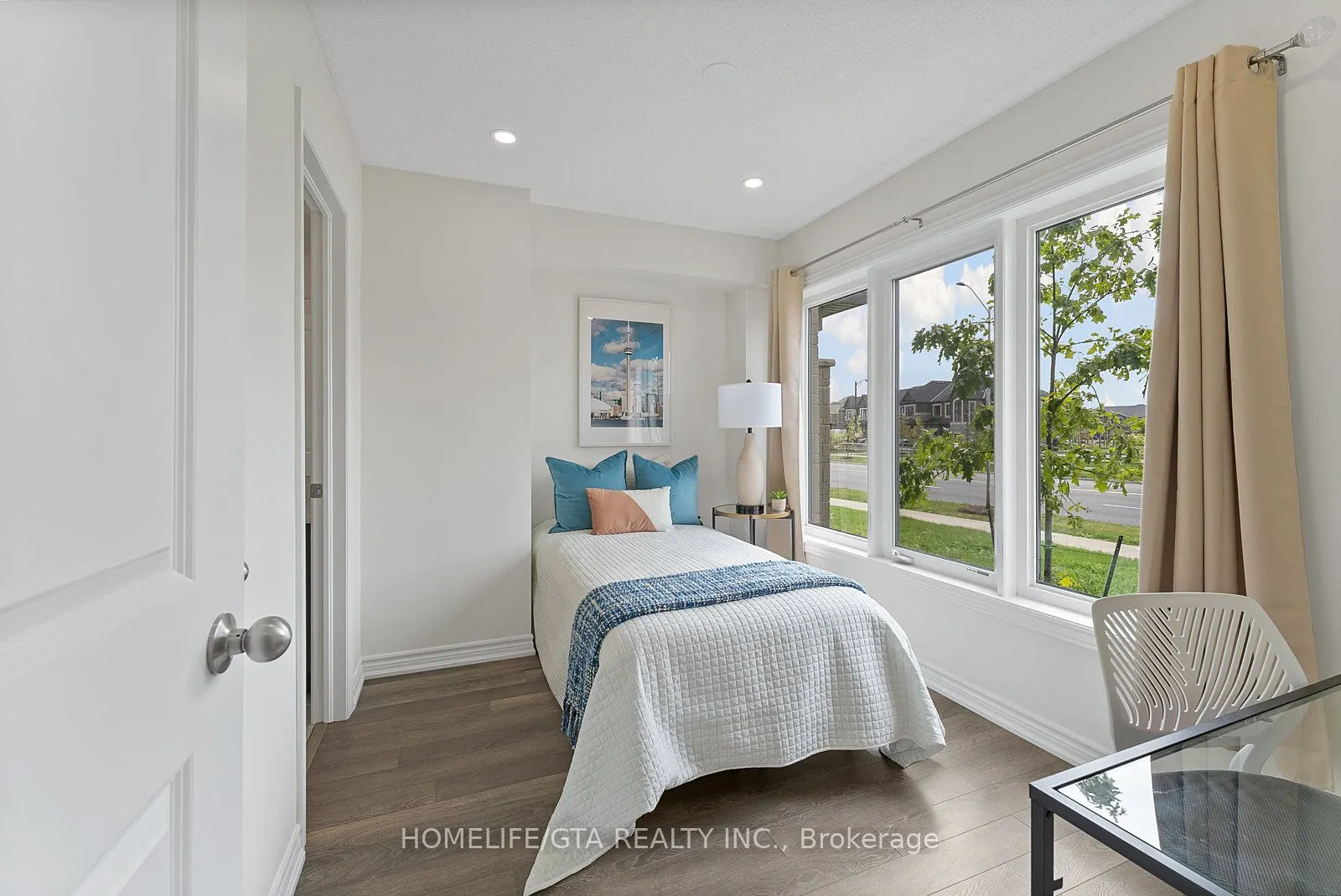 7 Holyrood Crescent