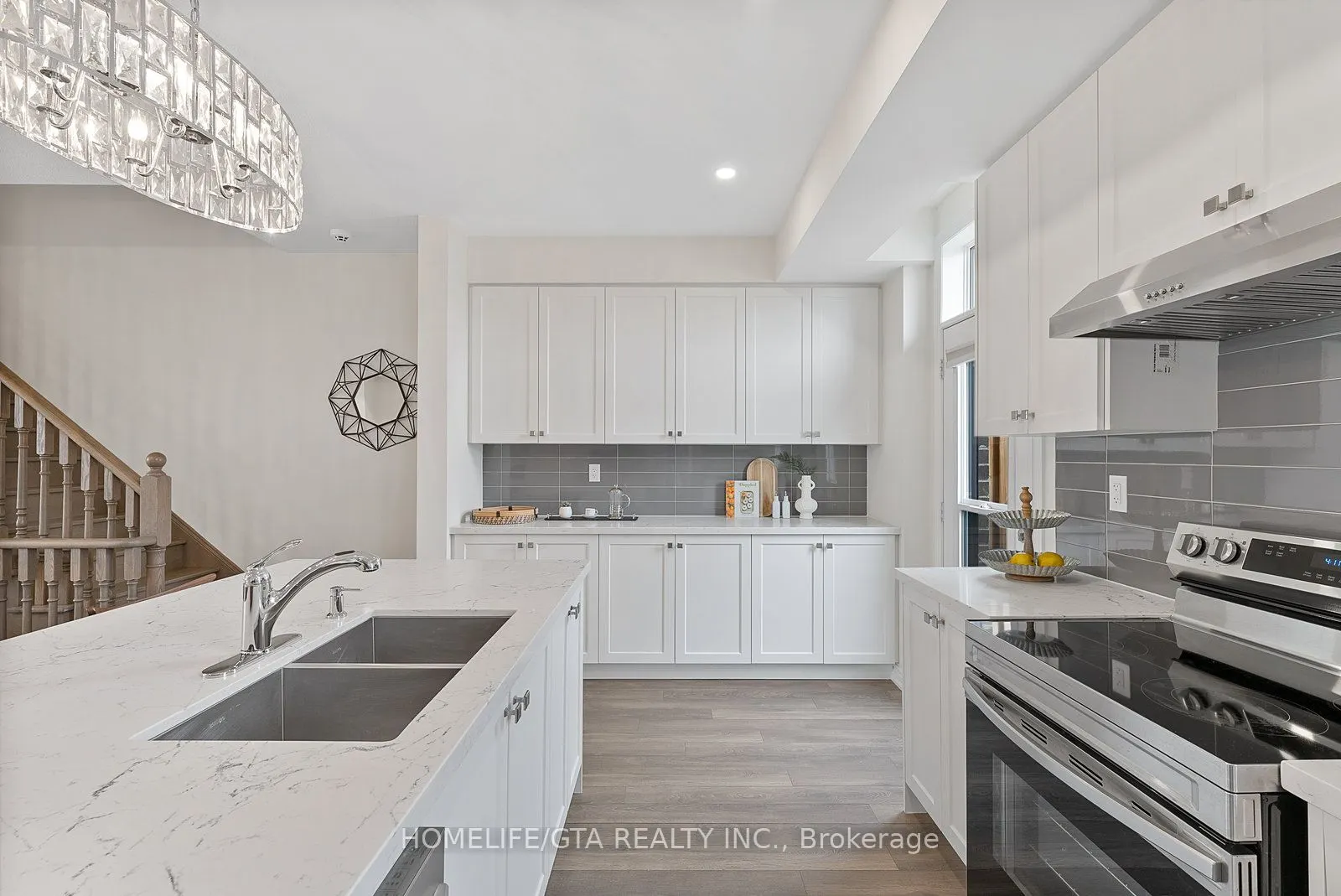 7 Holyrood Crescent