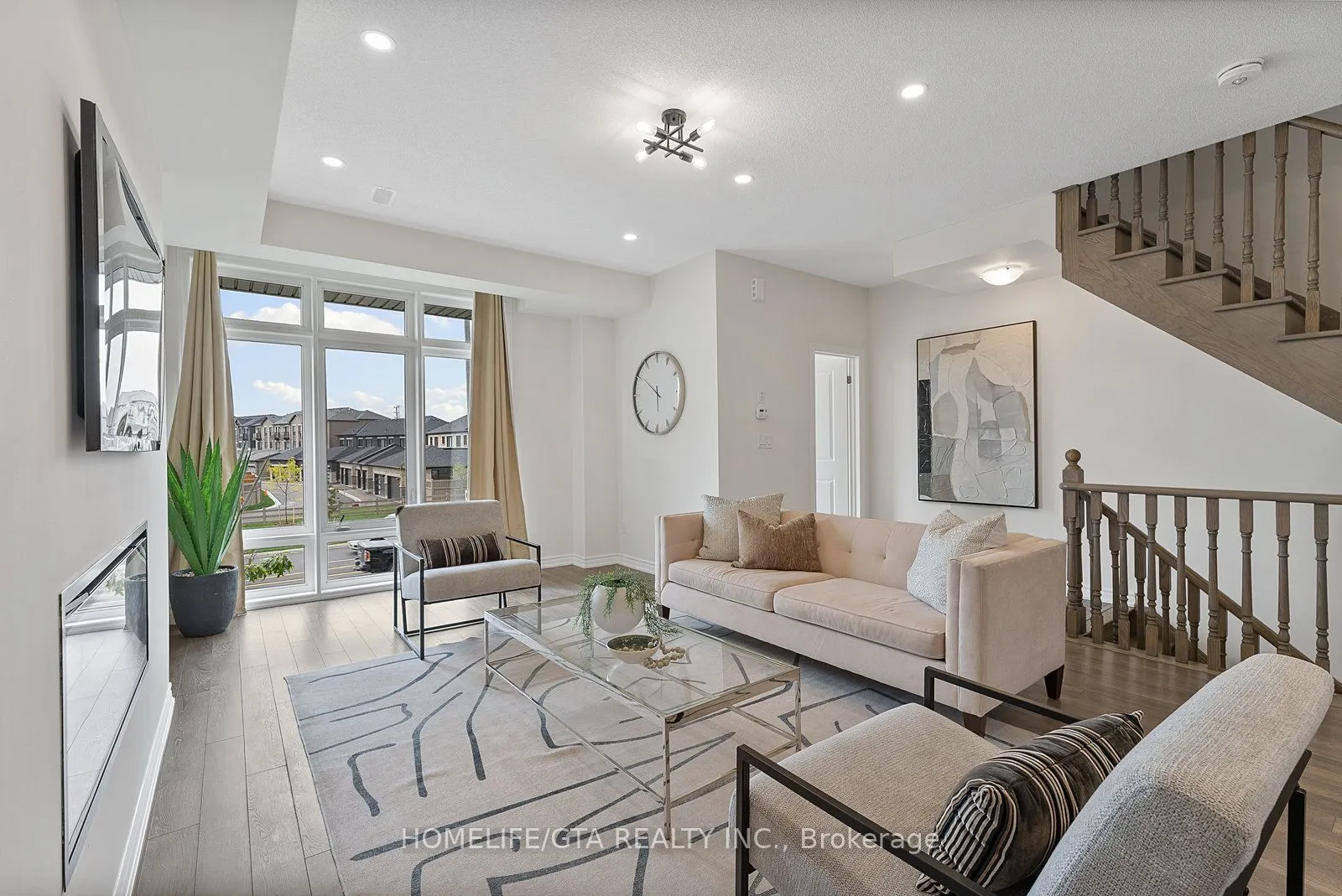 7 Holyrood Crescent