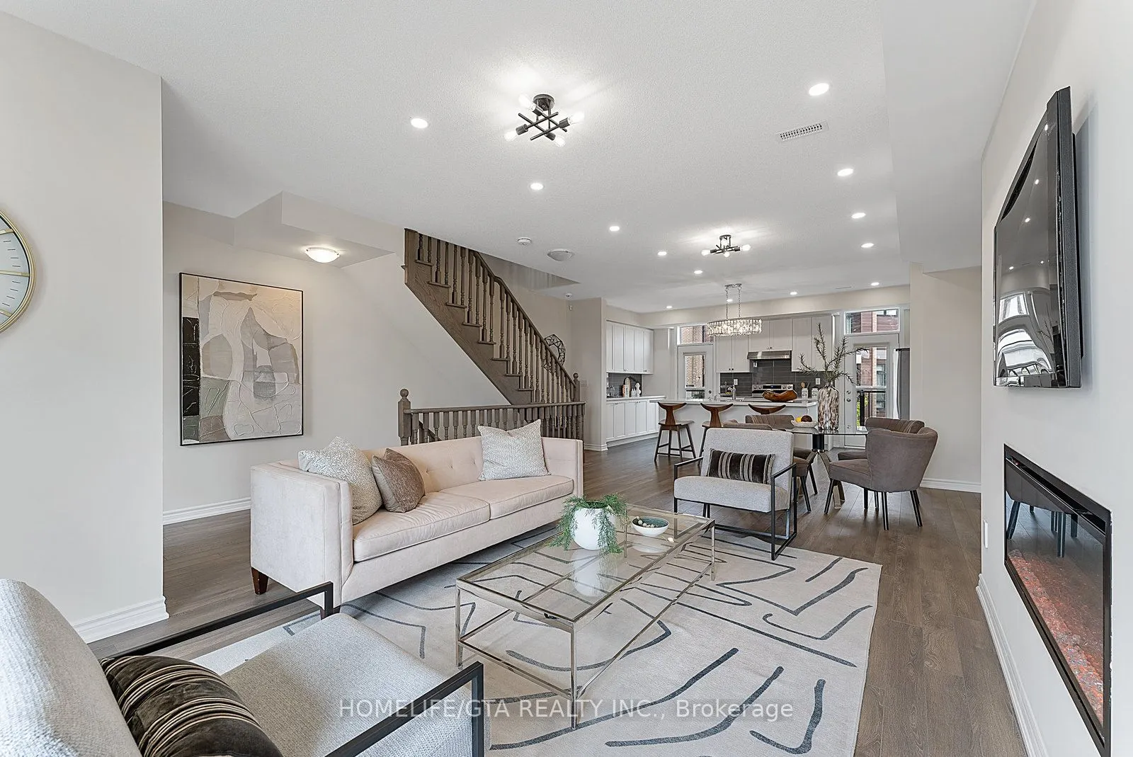 7 Holyrood Crescent