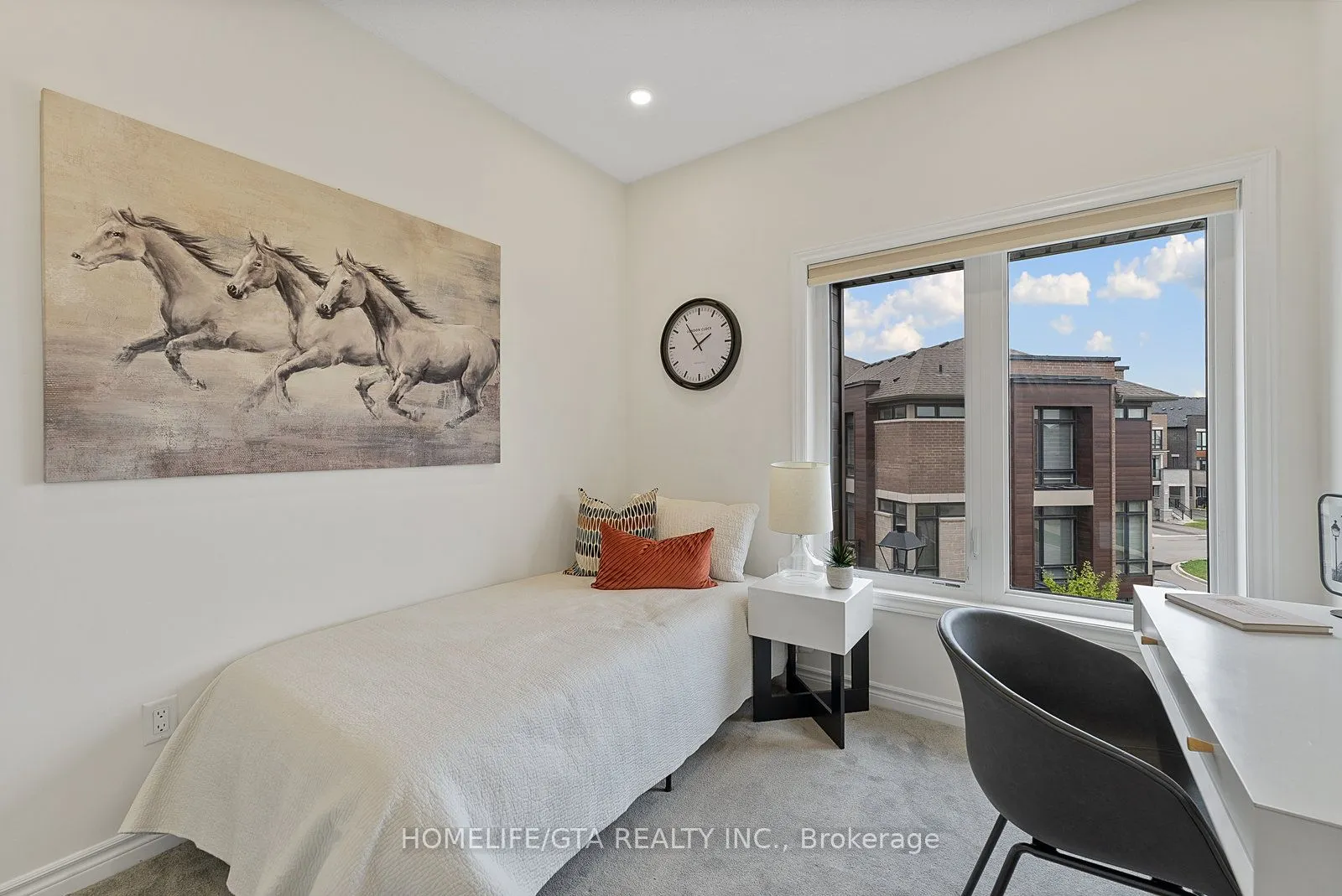 7 Holyrood Crescent