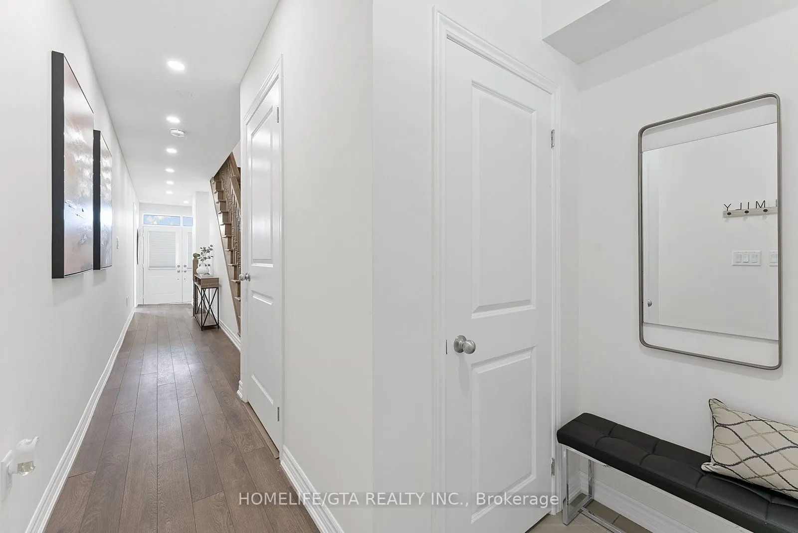 7 Holyrood Crescent