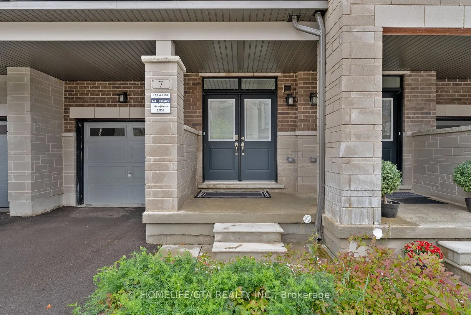 7 Holyrood Crescent