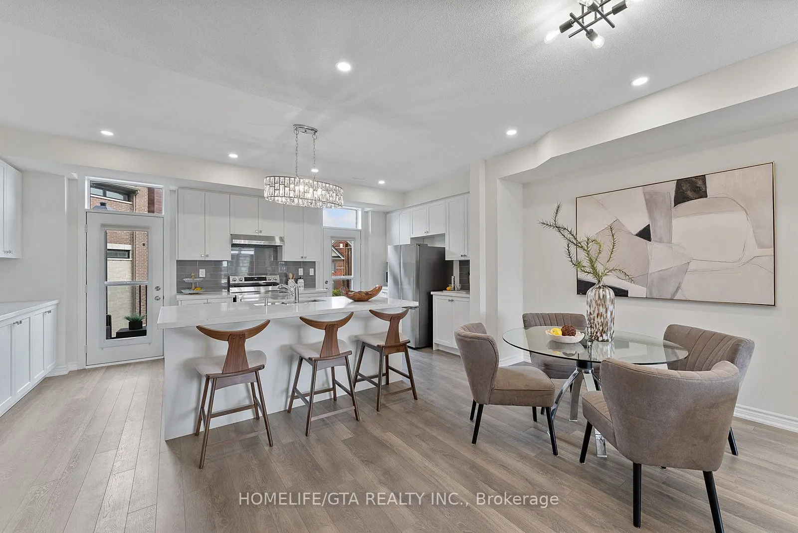 7 Holyrood Crescent
