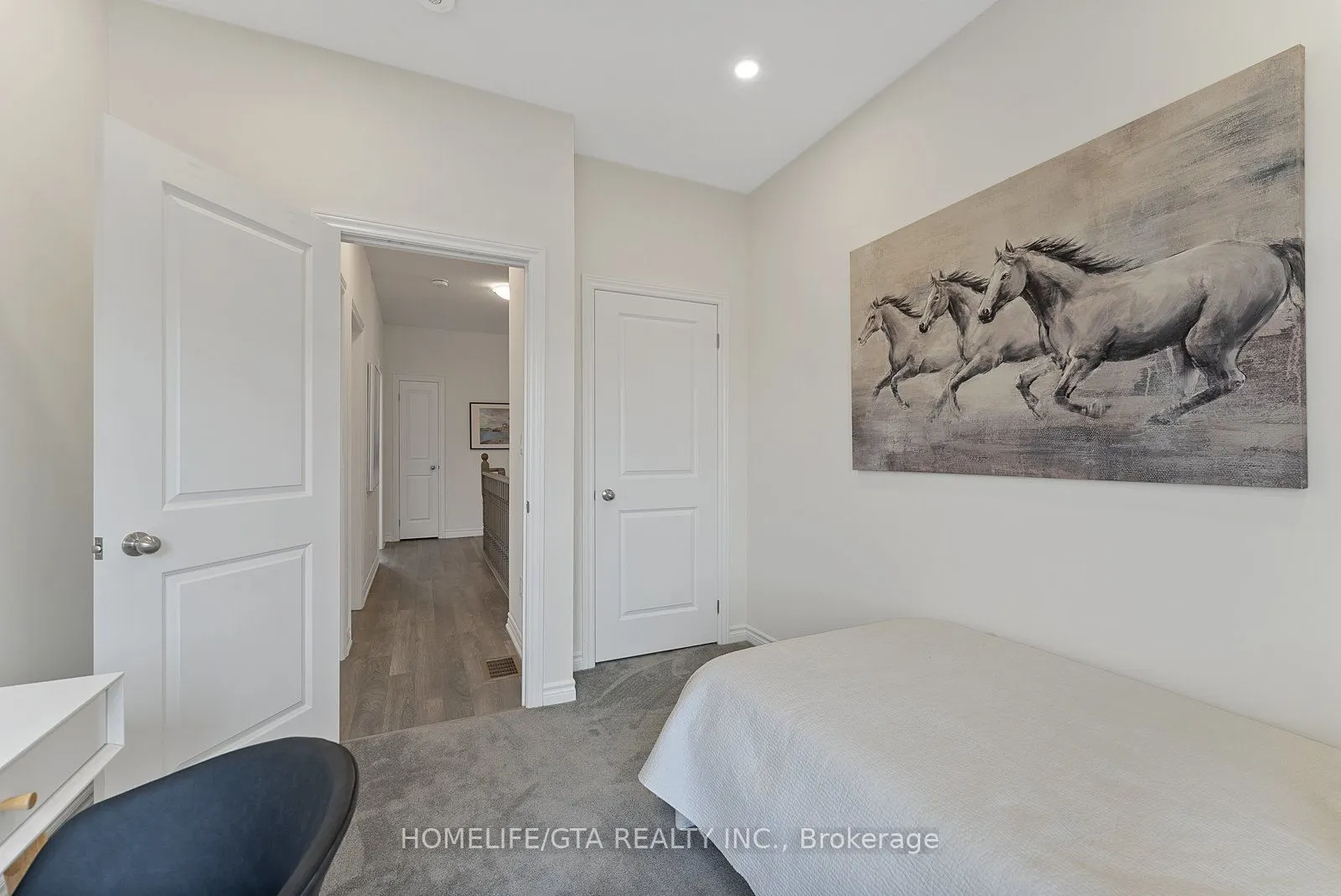 7 Holyrood Crescent