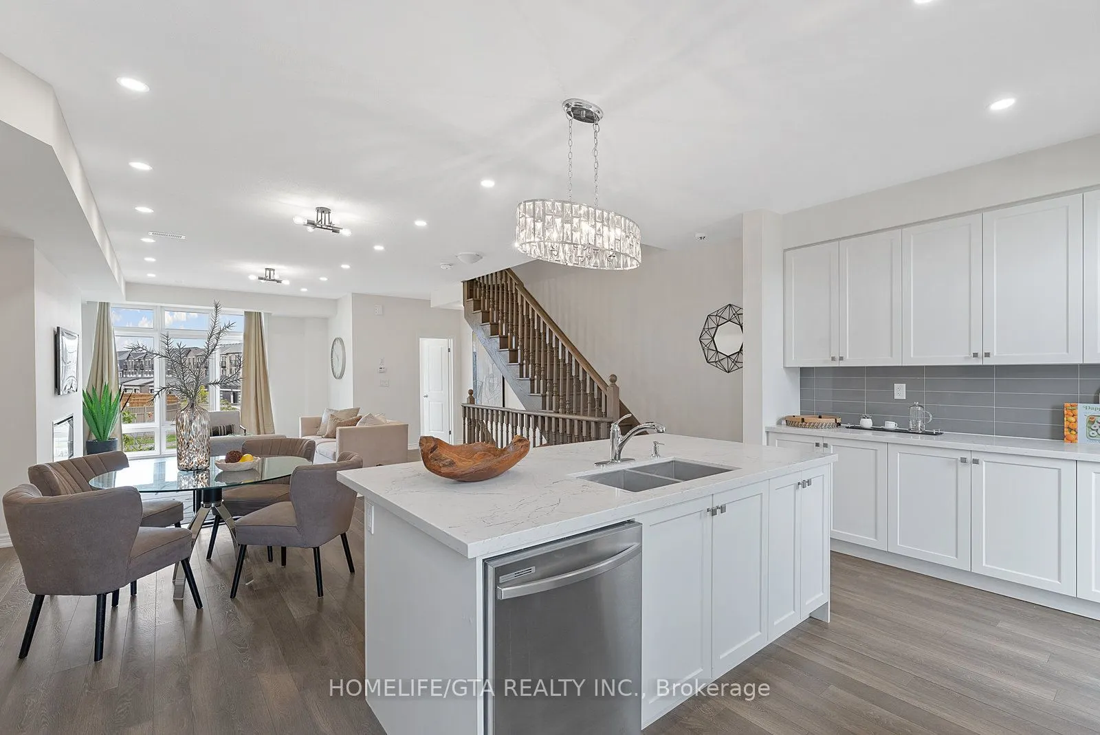 7 Holyrood Crescent