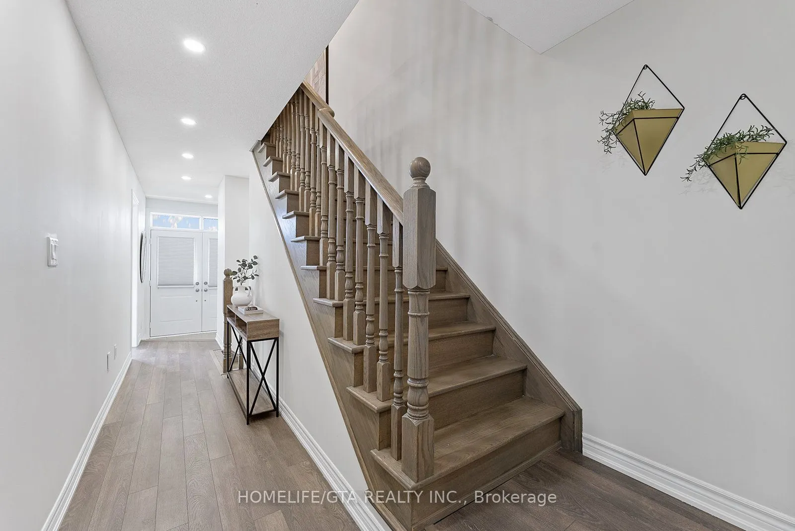 7 Holyrood Crescent
