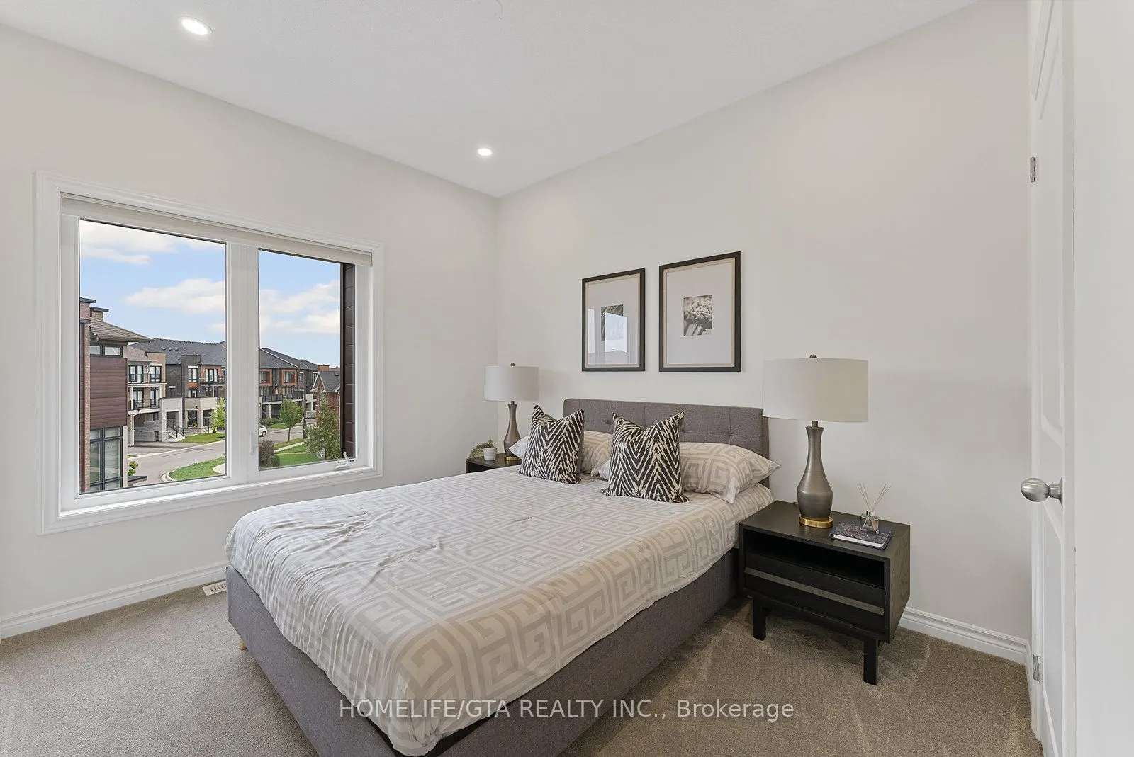 7 Holyrood Crescent