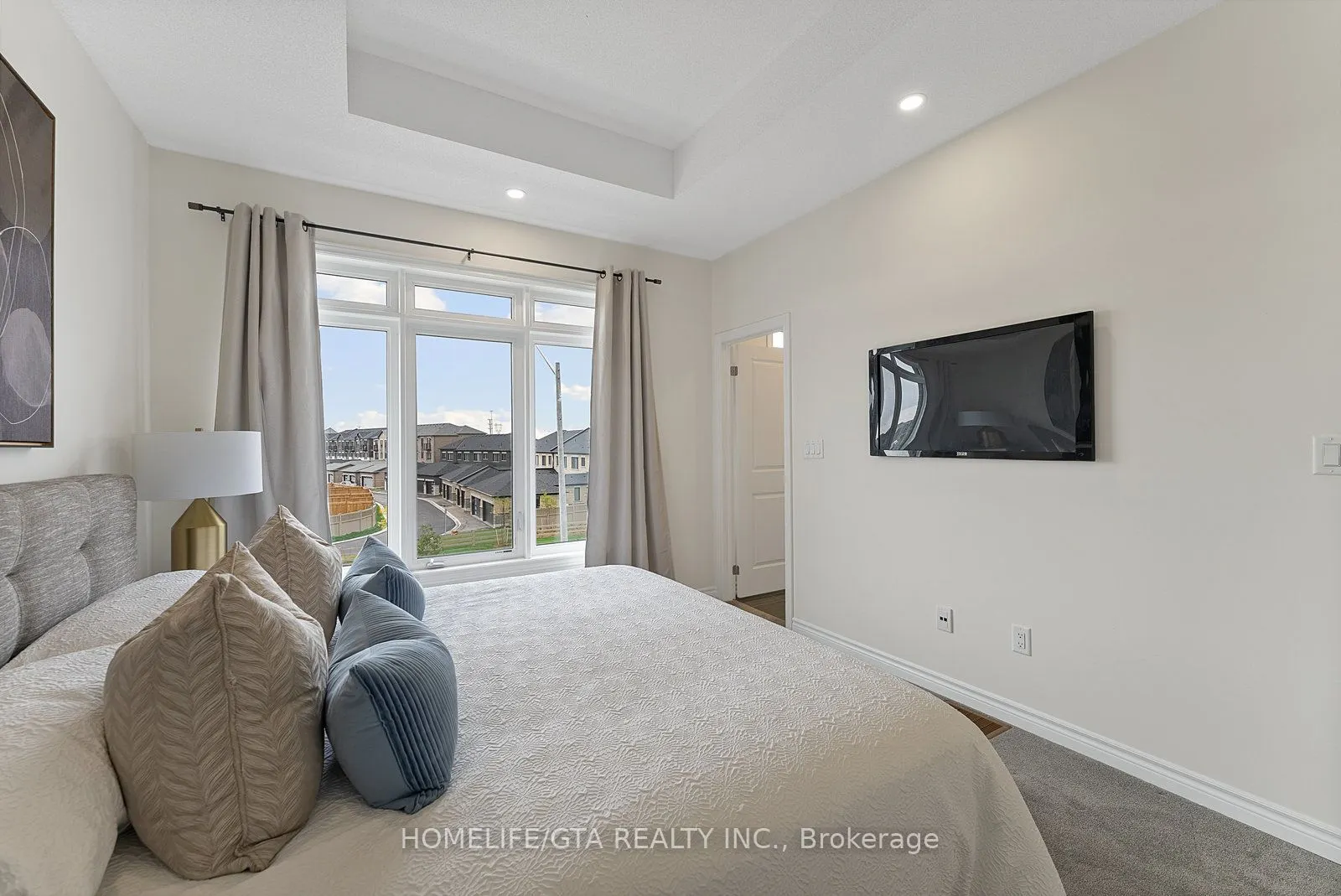 7 Holyrood Crescent