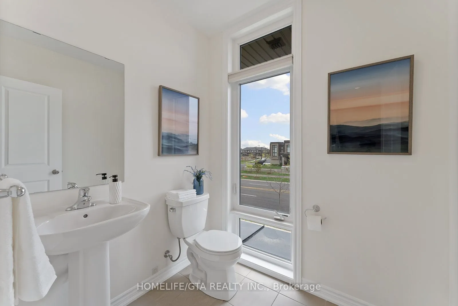 7 Holyrood Crescent
