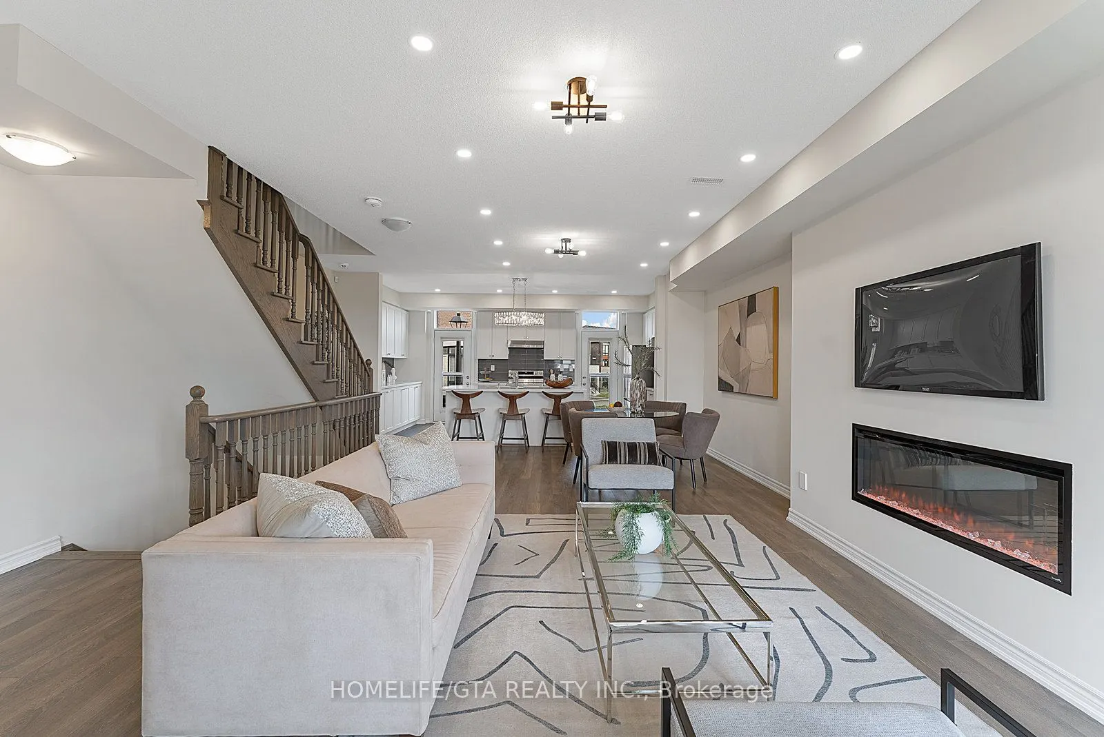 7 Holyrood Crescent