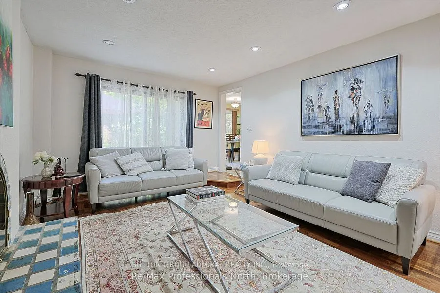 8 Elmsley Drive