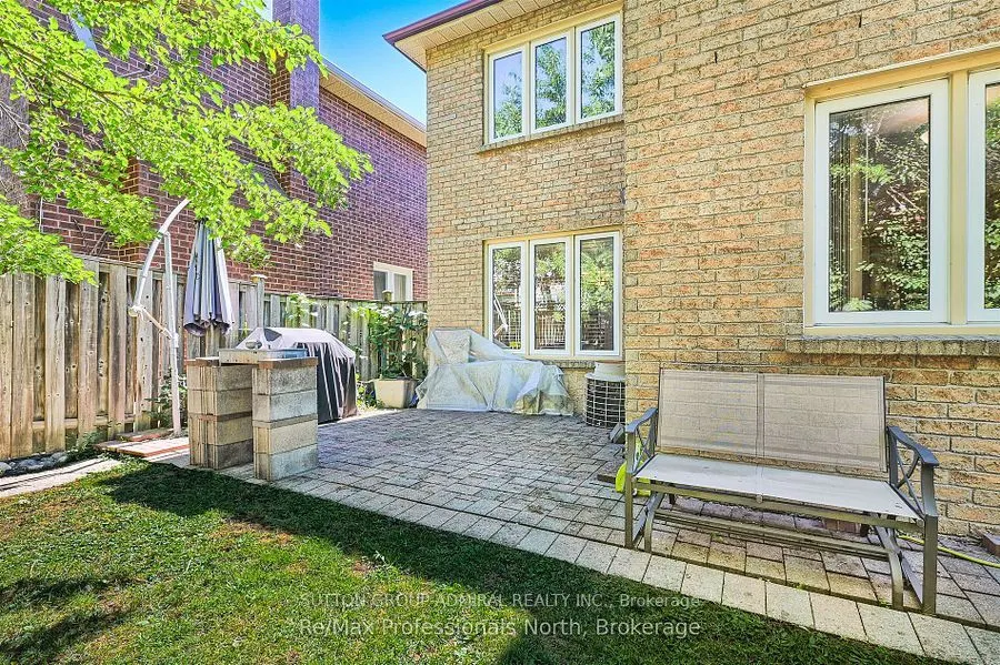 8 Elmsley Drive