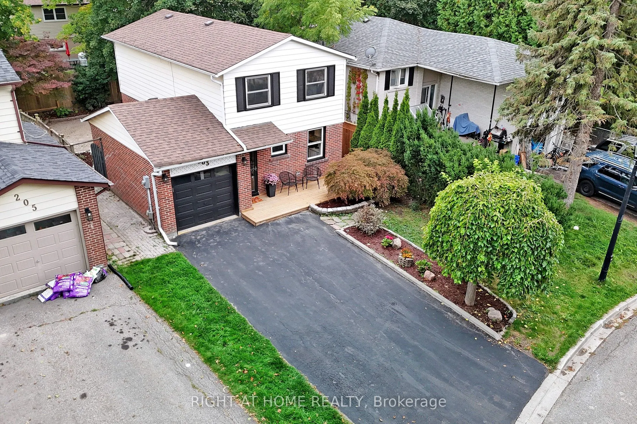 203 Thoms Crescent