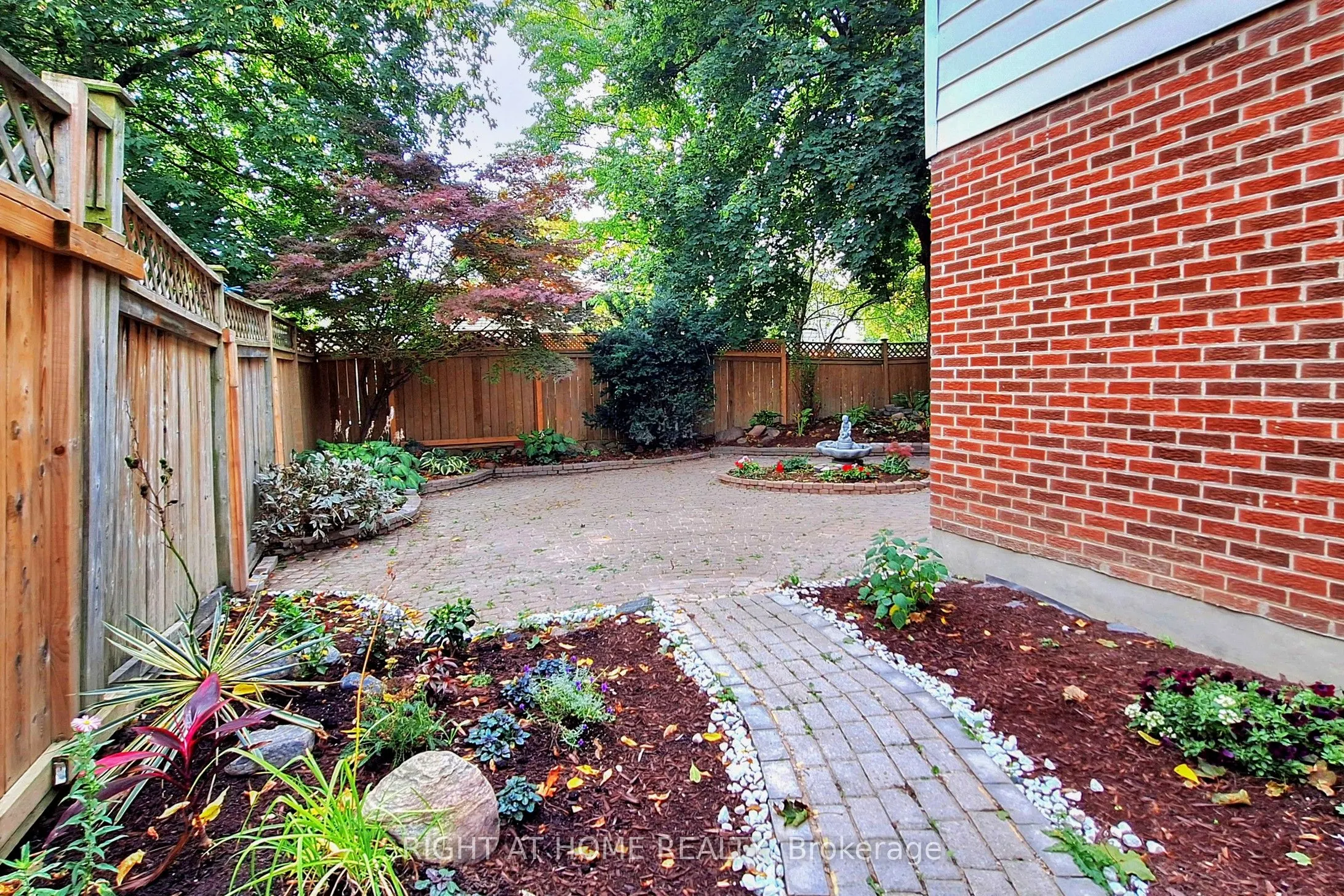 203 Thoms Crescent