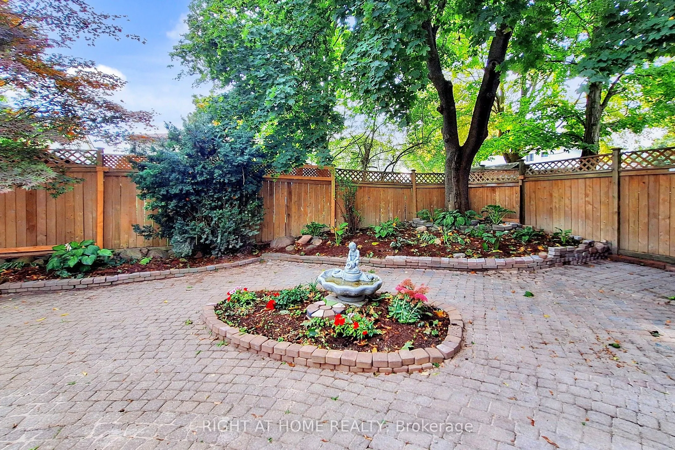 203 Thoms Crescent