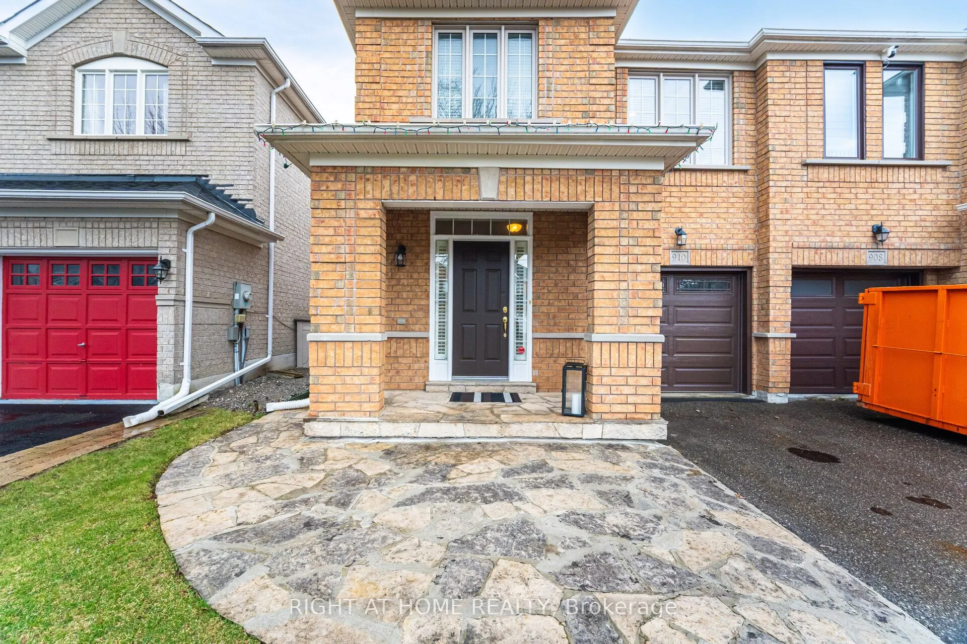 910 Oaktree Crescent