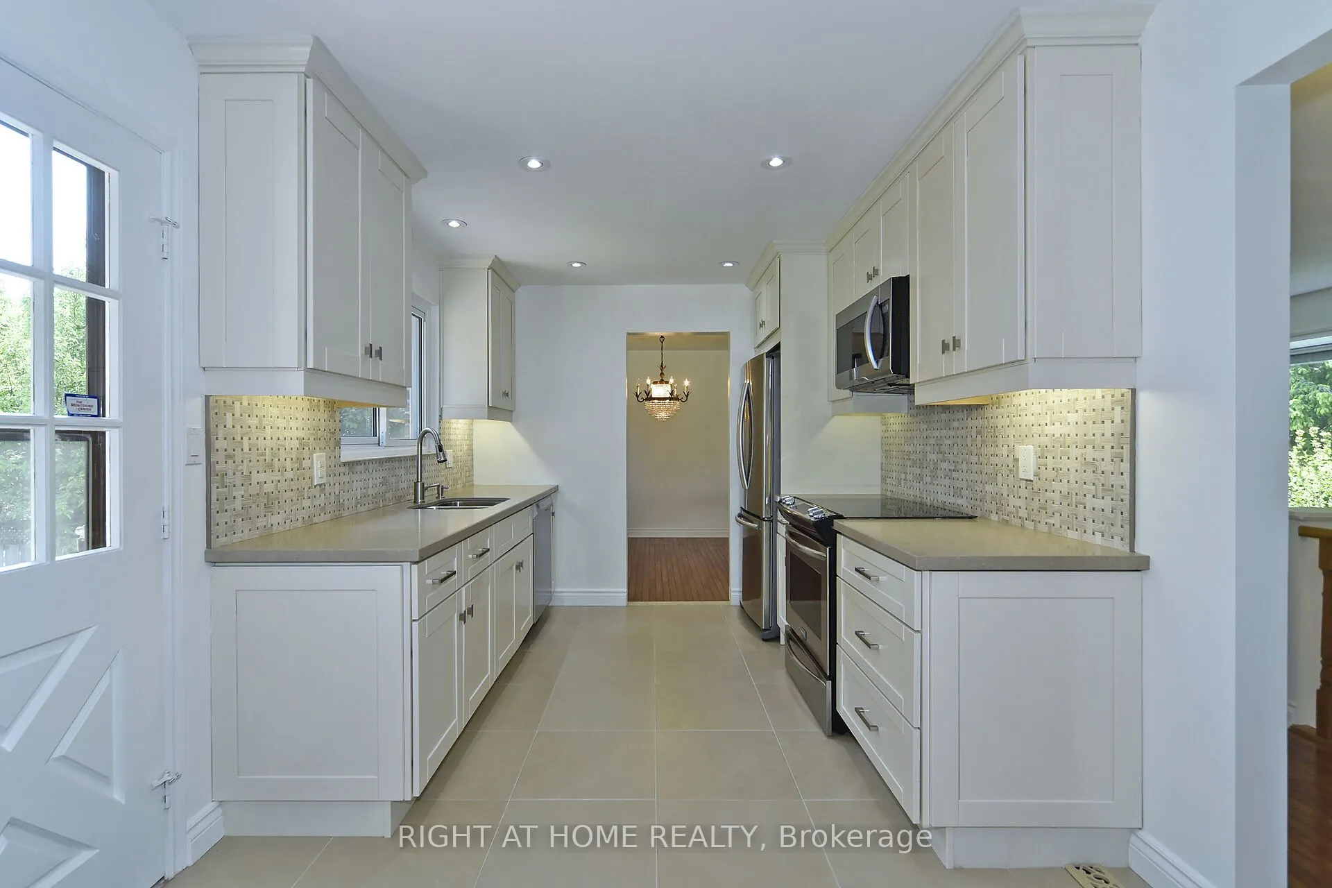 102 Romfield Circuit