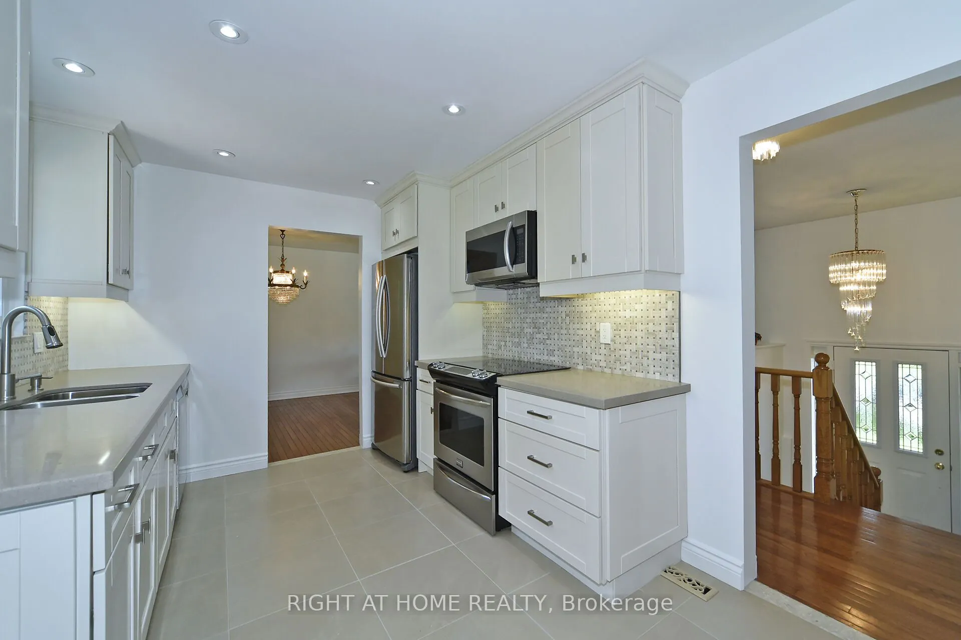 102 Romfield Circuit