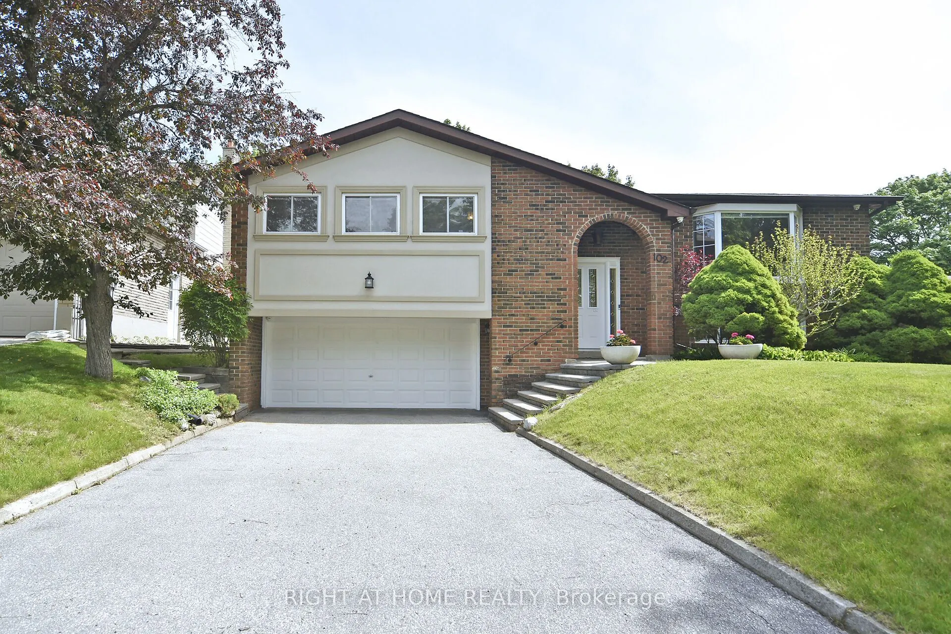 102 Romfield Circuit