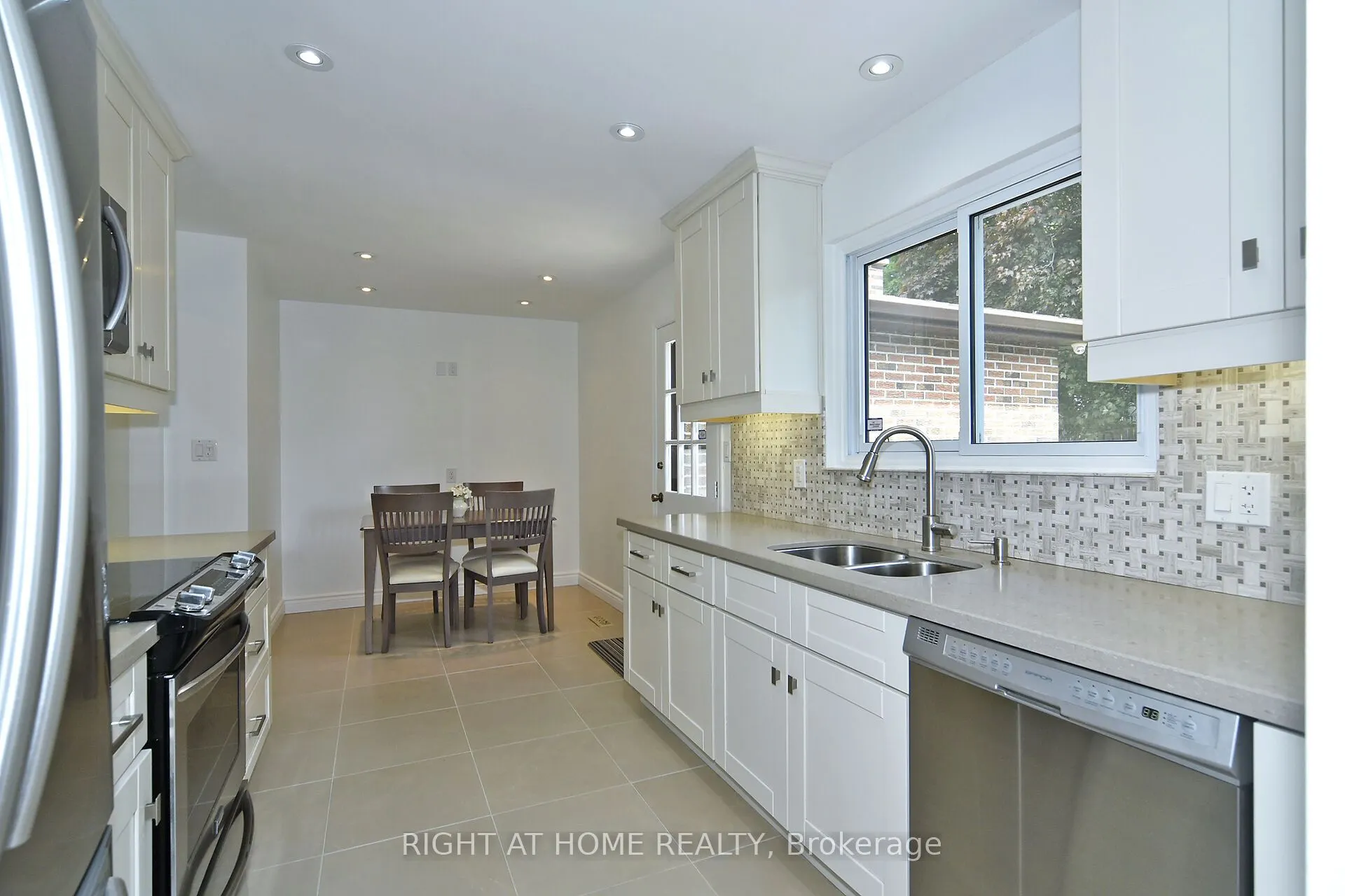 102 Romfield Circuit